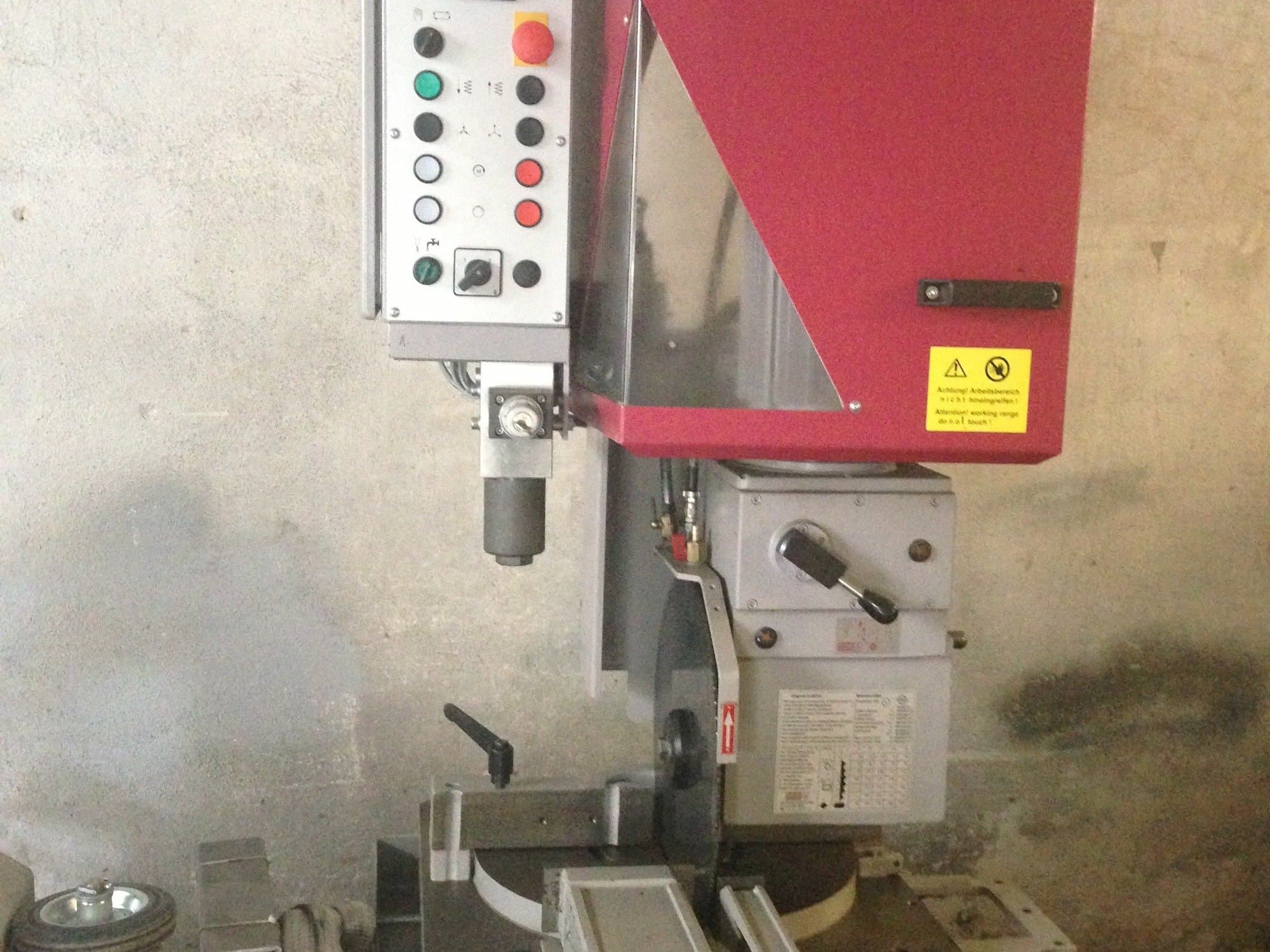 Front view of Behringer VMS 400 H  machine