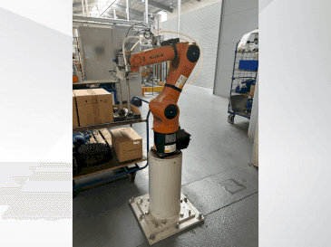 Front view of KUKA KR 6 R900 fivve machine