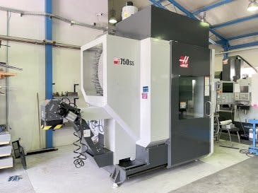 Front view of HAAS UMC 750 SS  machine