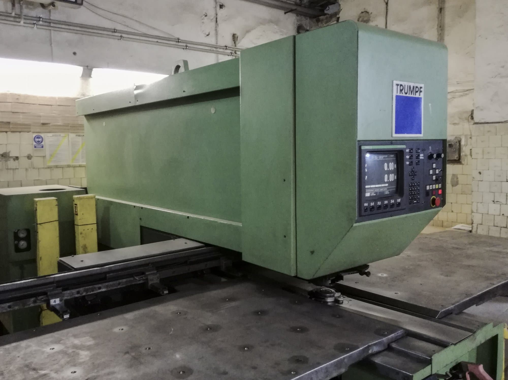 Left view 1 of Trumpf Trumatic 235 Machine