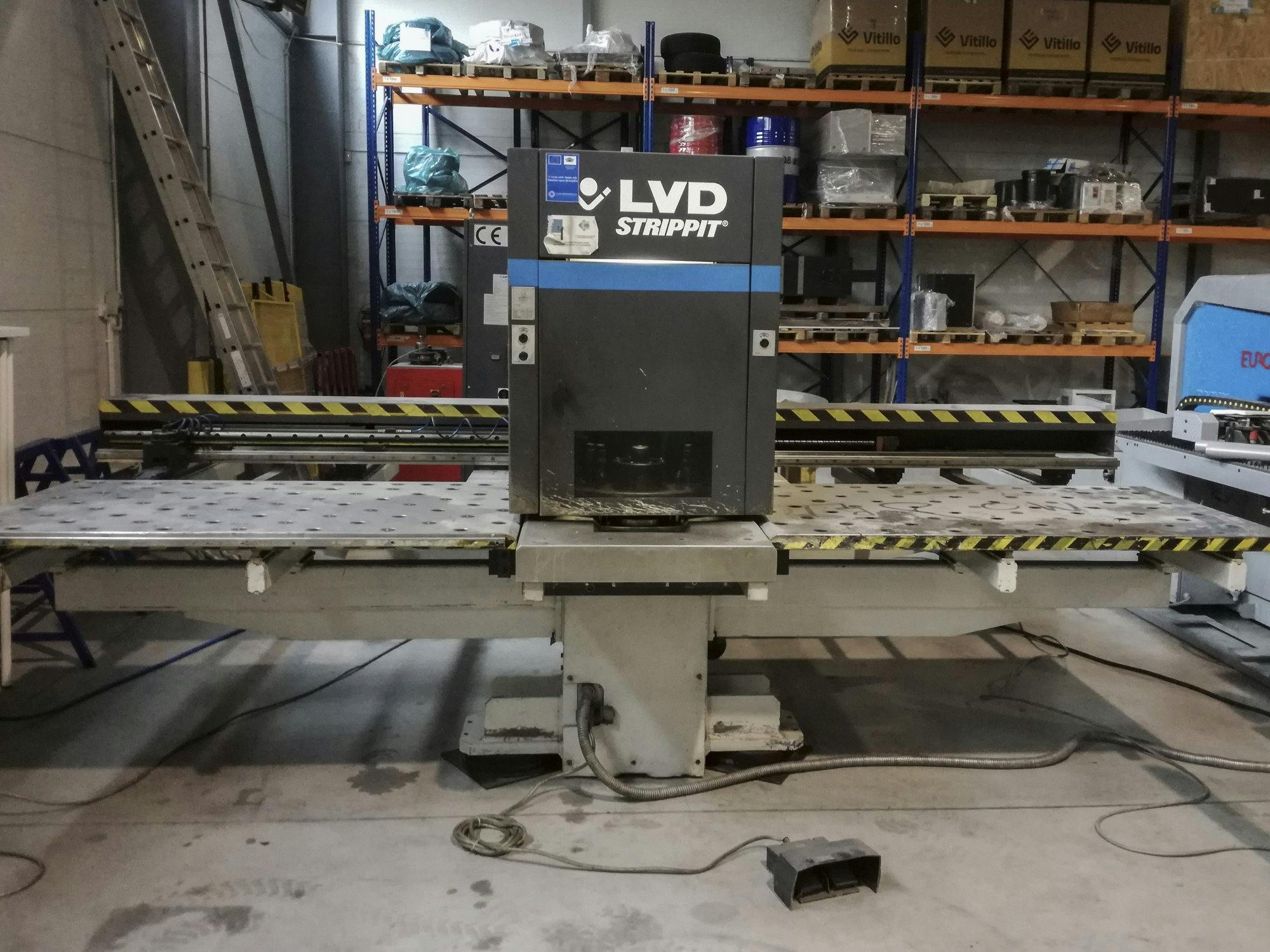 Front view of LVD Delta 1000 EB machine