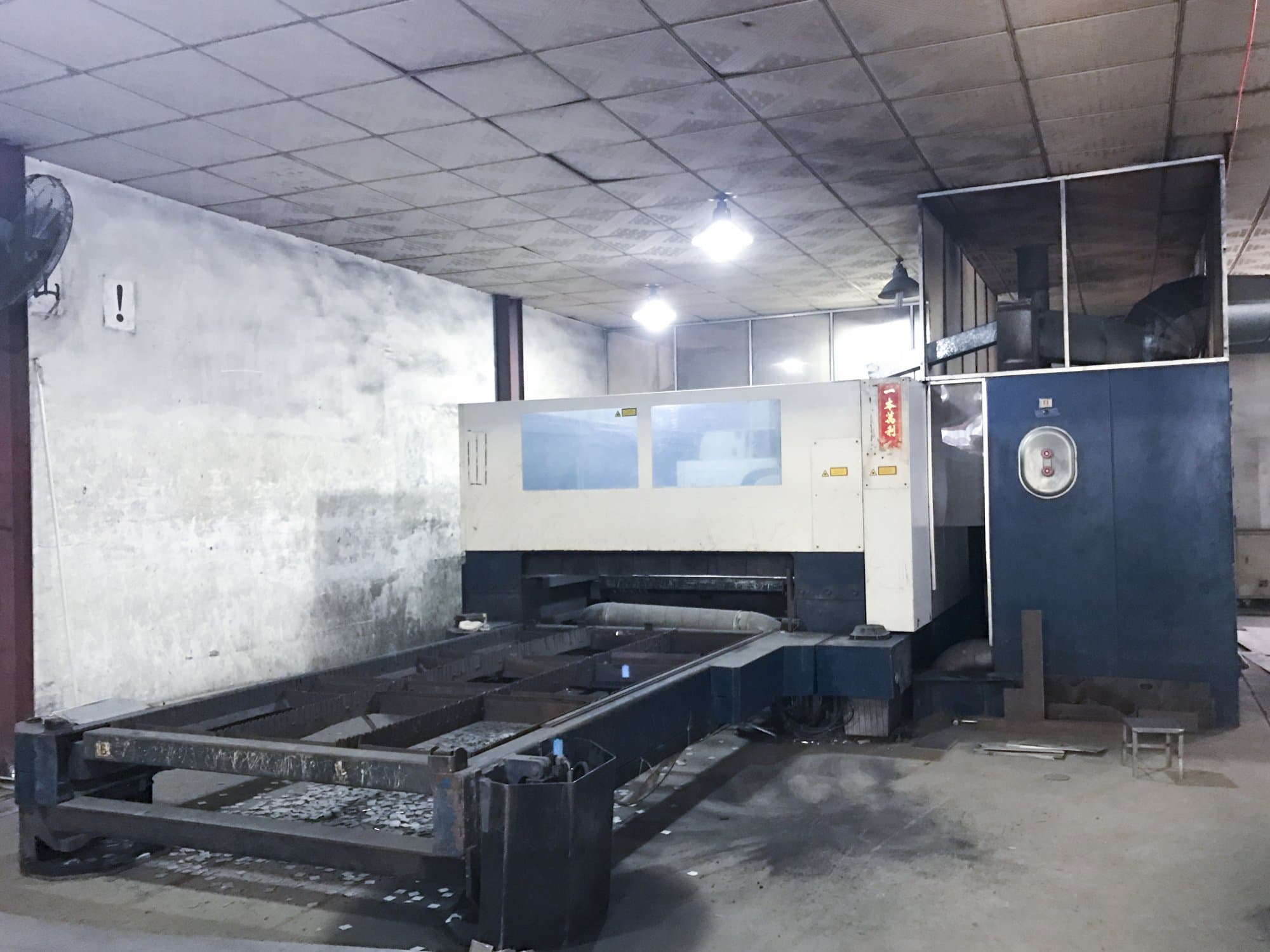 Right view of Trumpf TruLaser 3030 machine