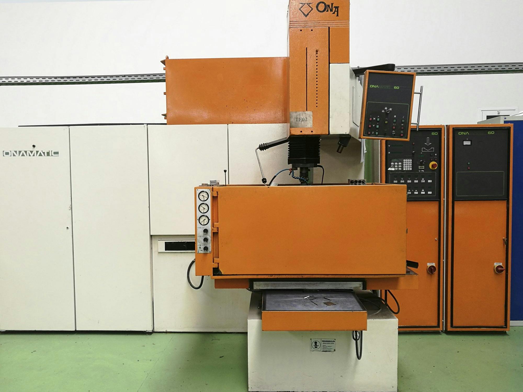 Front view of ONA ONAMATIC 520 machine