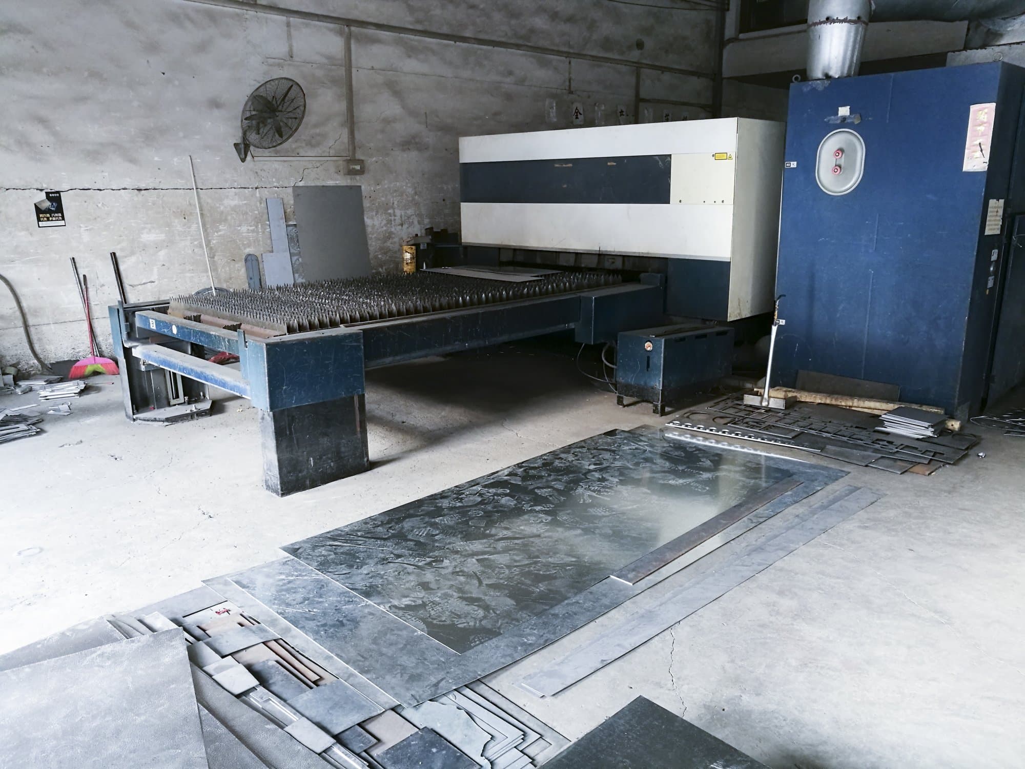 Right view 1 of Trumpf TruLaser 3030 machine