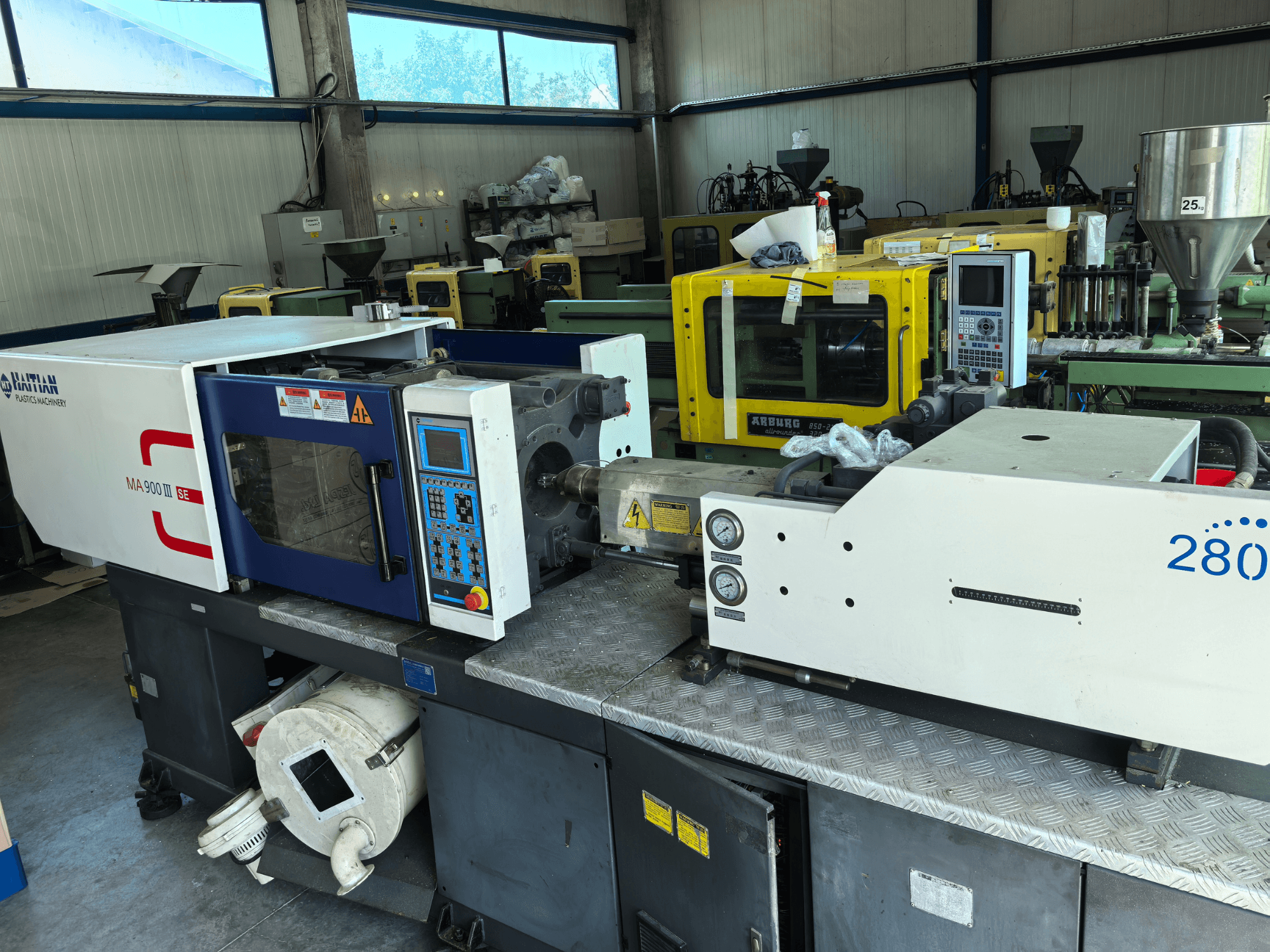 Hydraulic Injection Moulding Machine HAITIAN MA900ІІ, front view, with control panel and visible technical components.