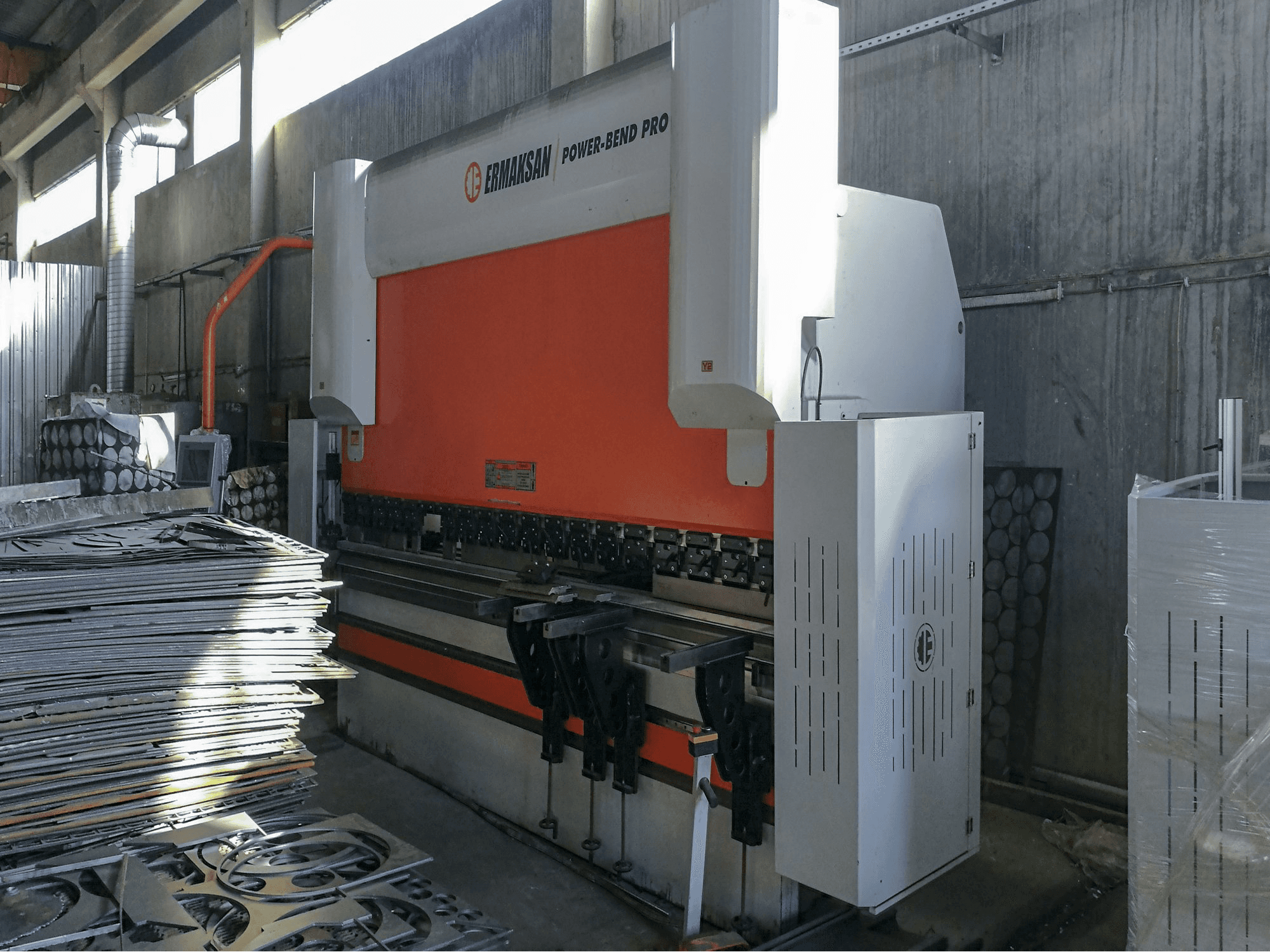 Right view of ERMAKSAN POWER-BEND PRO Machine