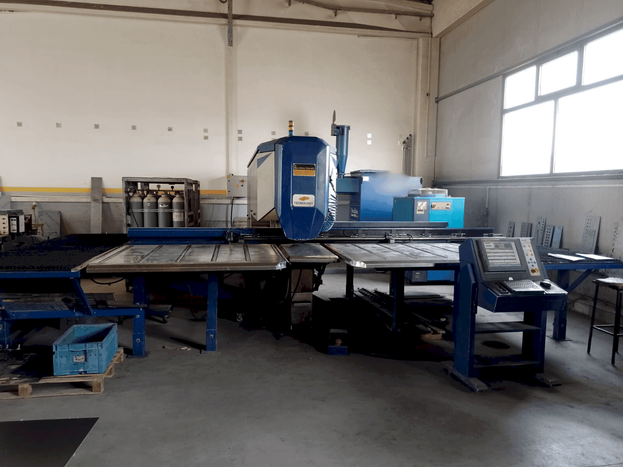 Front view of TECHNOLASER 2000w machine