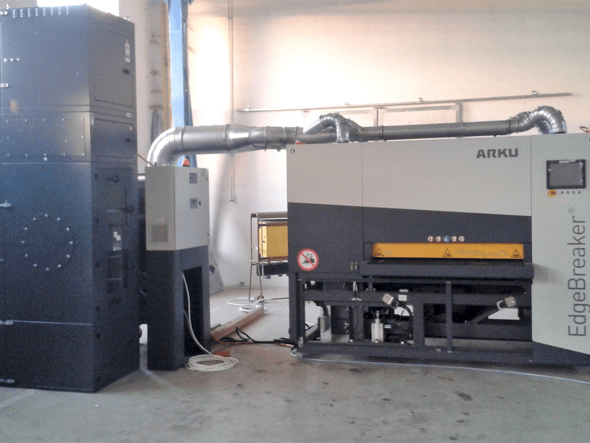 Front view of ARKU EdgeBreaker 4000 machine