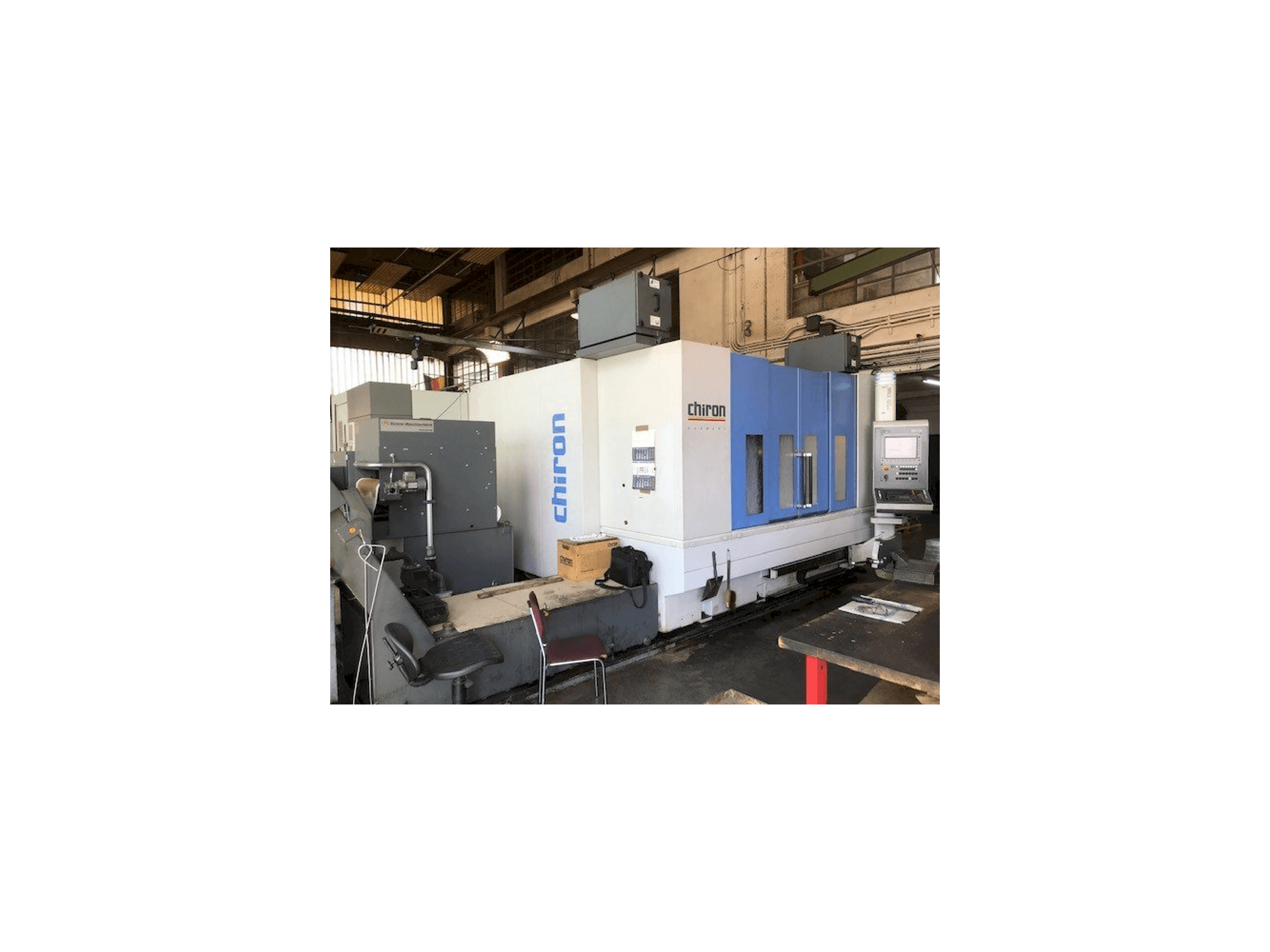 Front view of CHIRON Mill 2000 machine