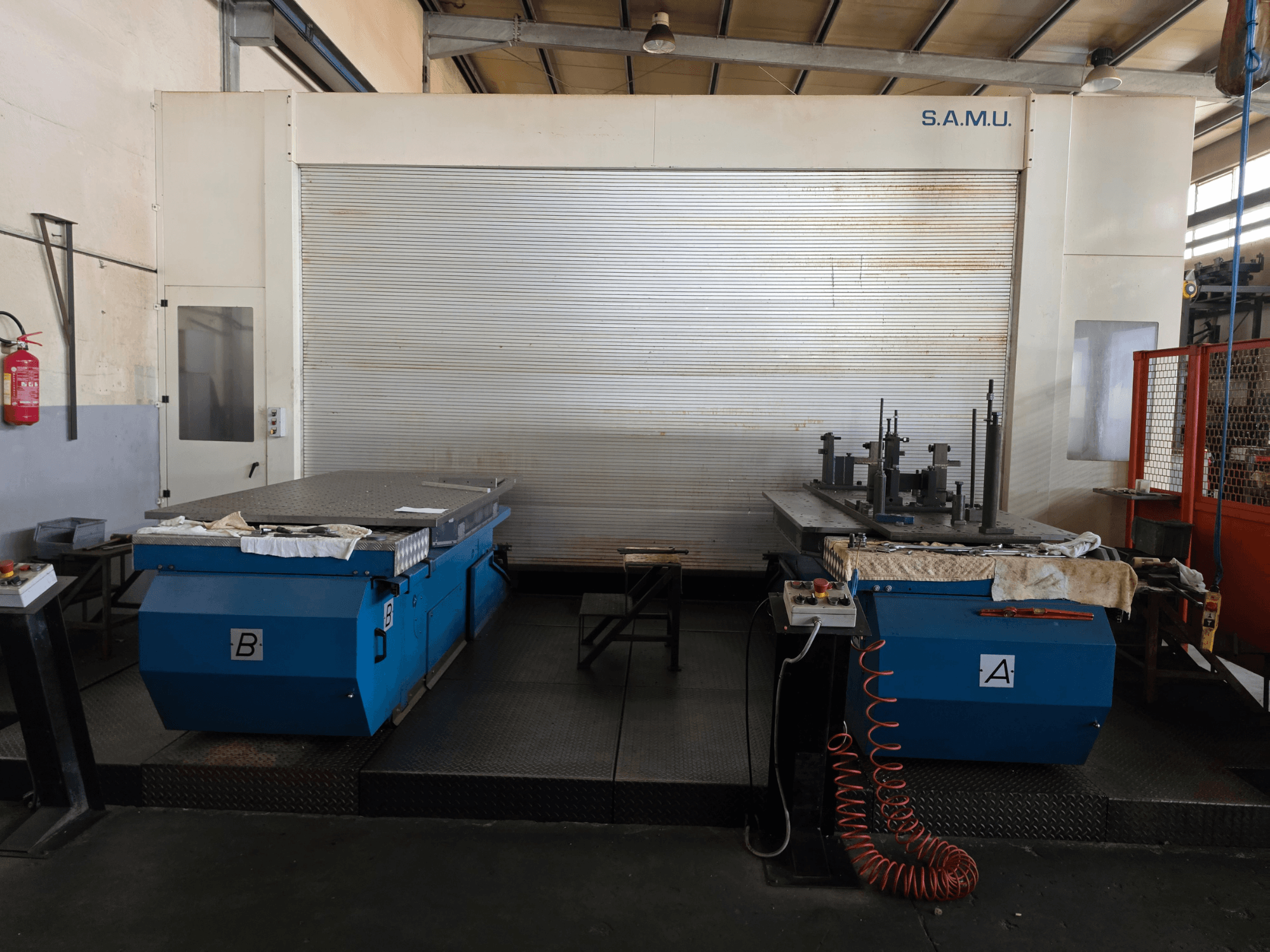 Horizontal machining center Mandelli RS1500 U25 viewed from the front, featuring two blue worktables labeled A and B.