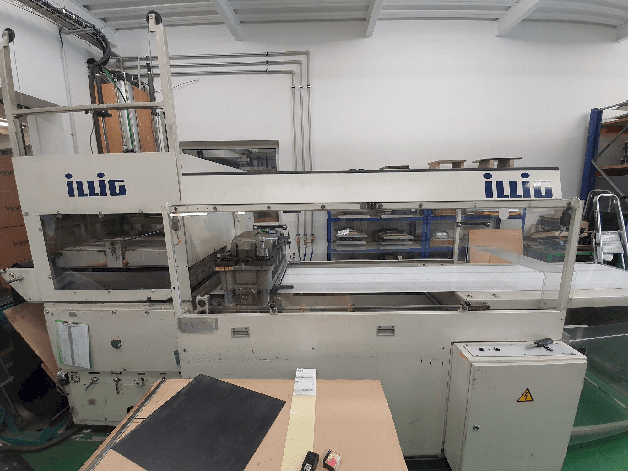 Front view of ILLIG SB 74E-9 machine