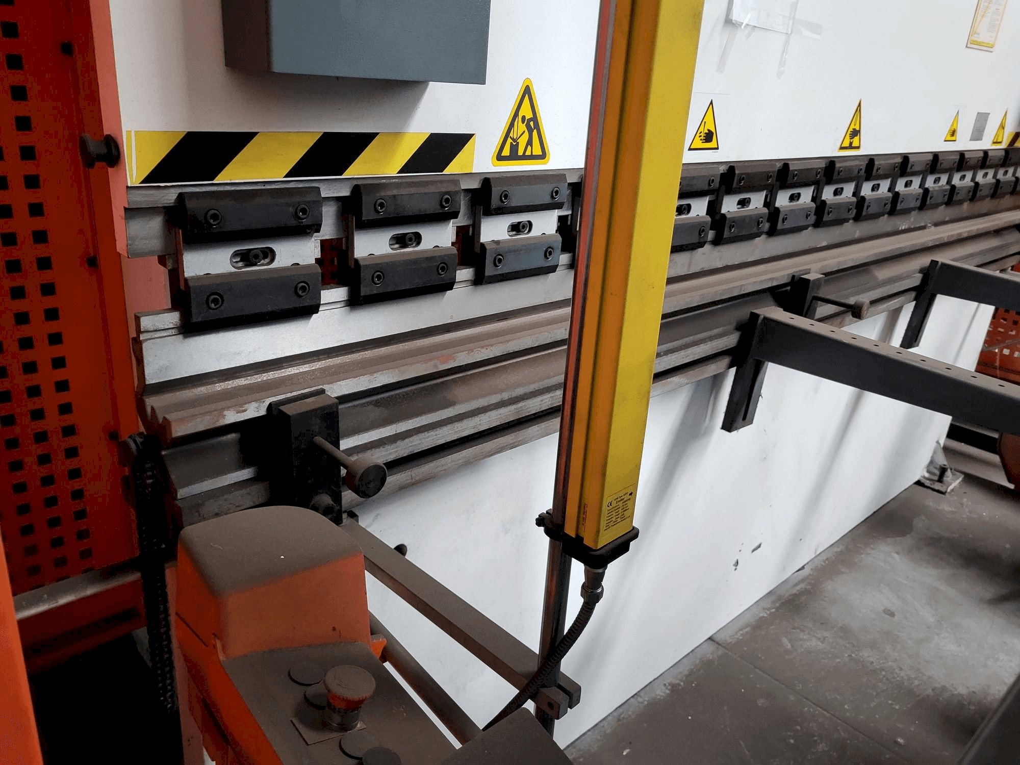 Left side view of YSD PPT/135/30 NC machine