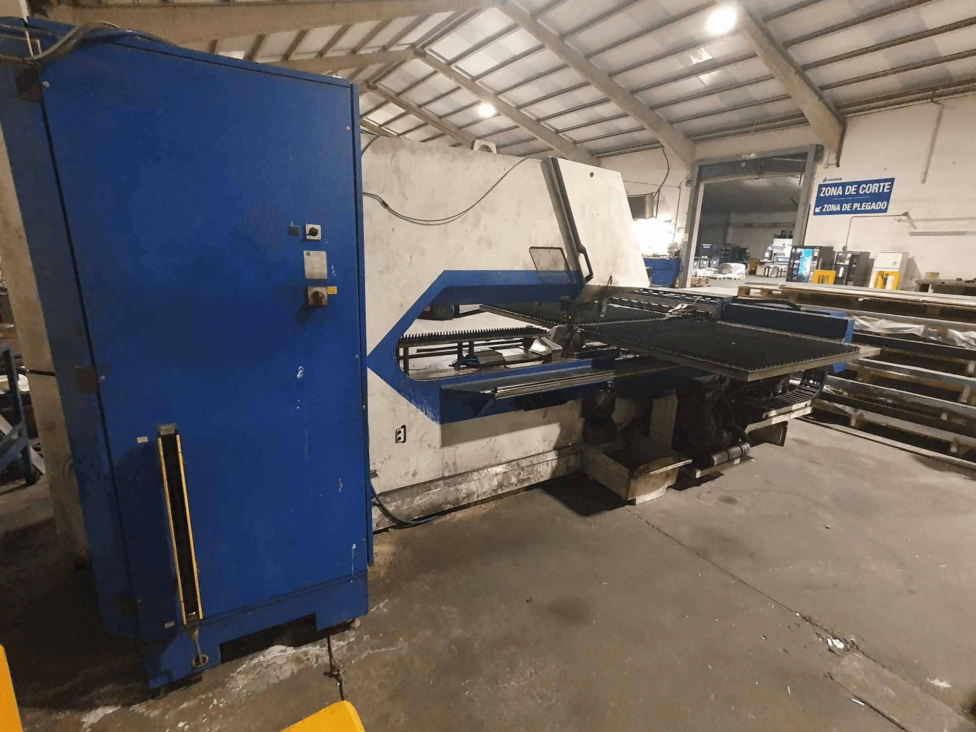 Front view of TRUMPF Trumatic 2000R machine
