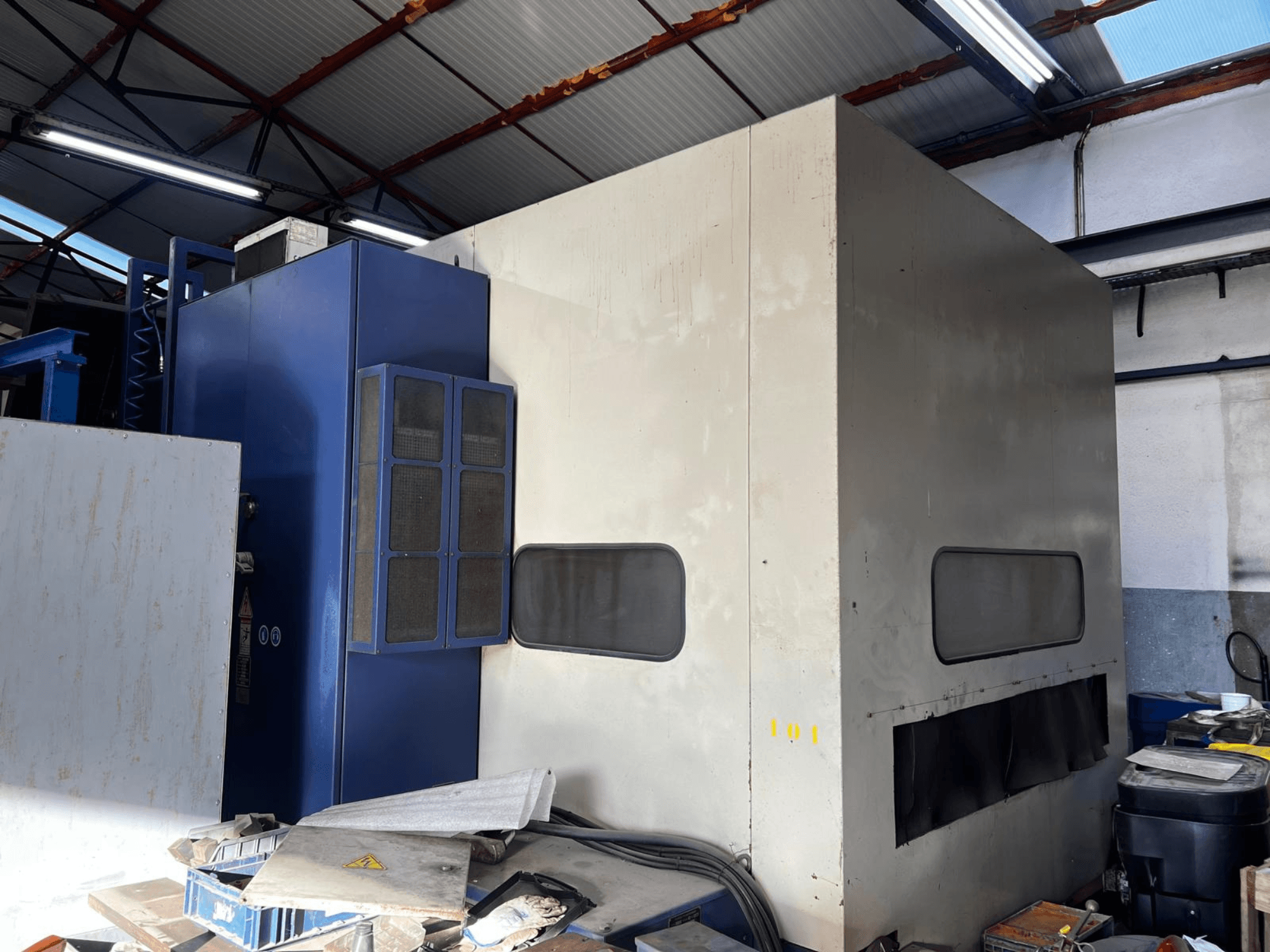 Horizontal machining centre HARTFORD HB-3190, side view showing blue and gray structure with worn surfaces and windows.