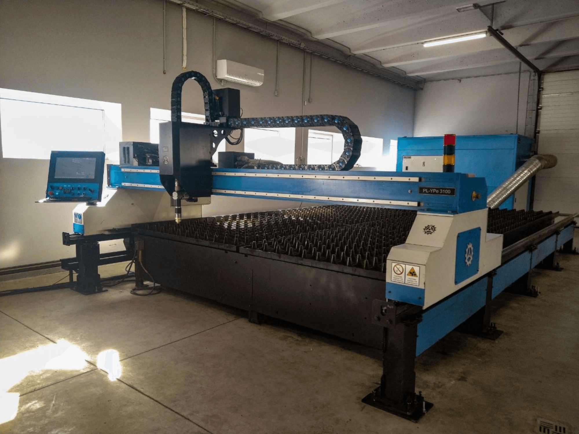 INANMAK MEKOR PL-YPe 3100 plasma cutting machine, front view, featuring a control panel and cutting table with raised metal spikes.
