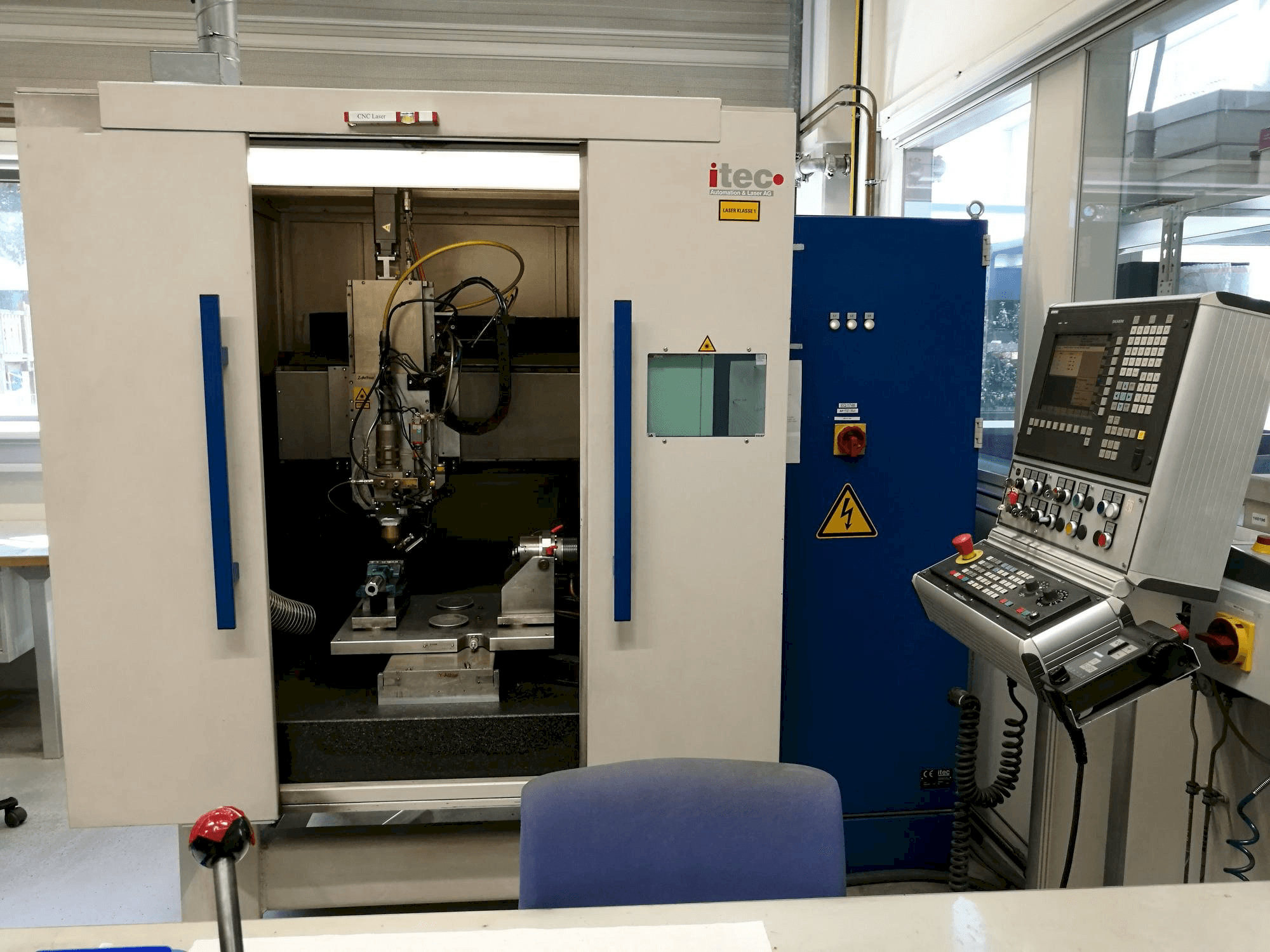 Front view of ITEC vmaxS machine