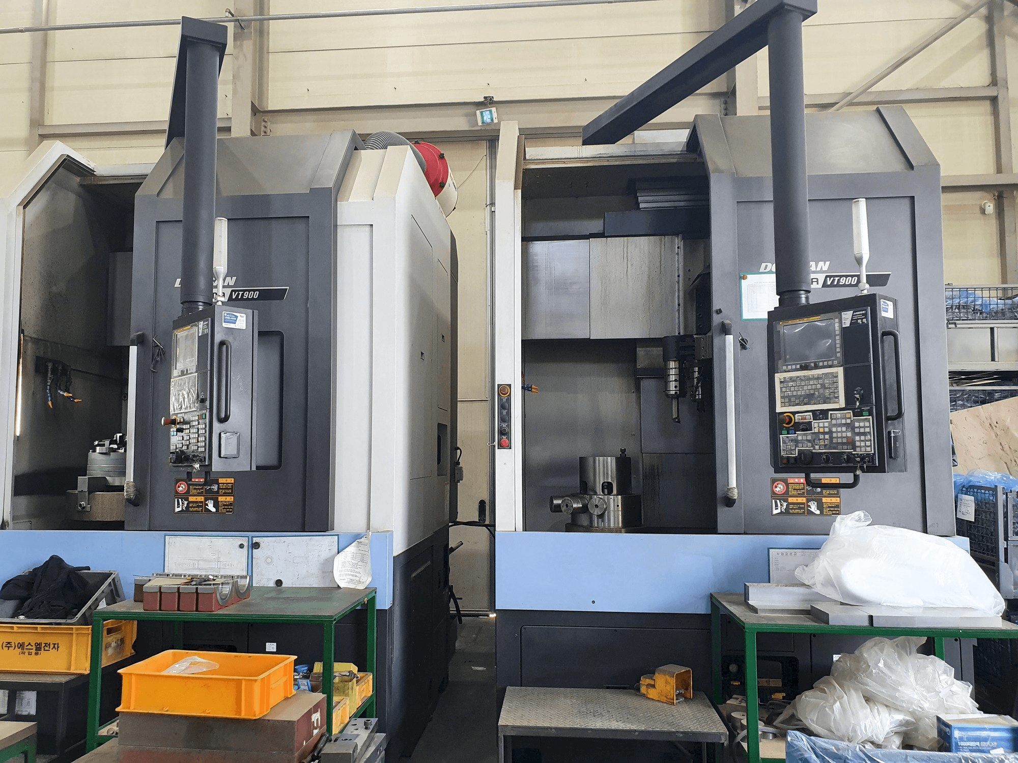 Front view of Doosan PUMA VT900 machine