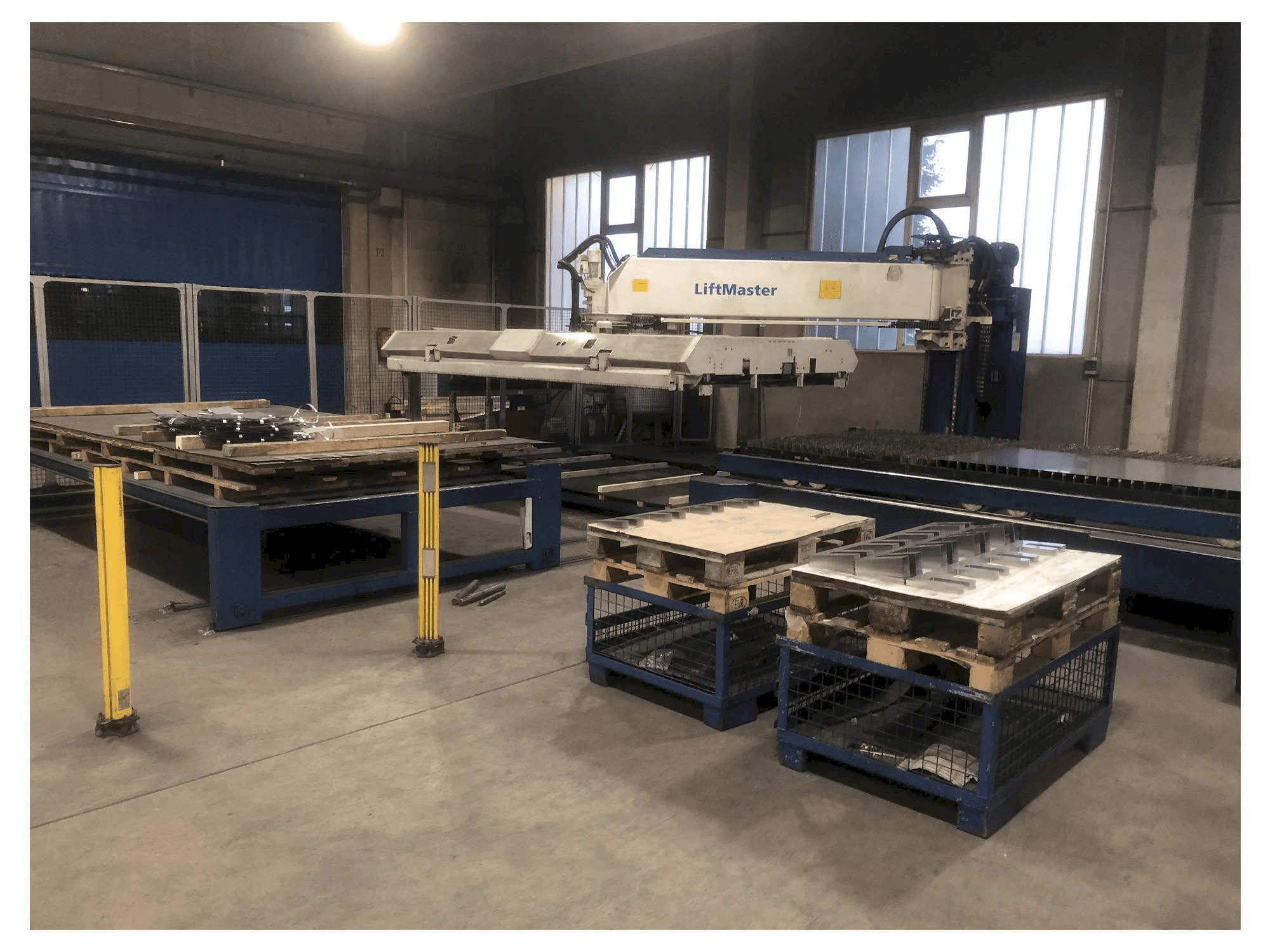 Front view of TRUMPF TruLaser 5040 + Liftmaster machine