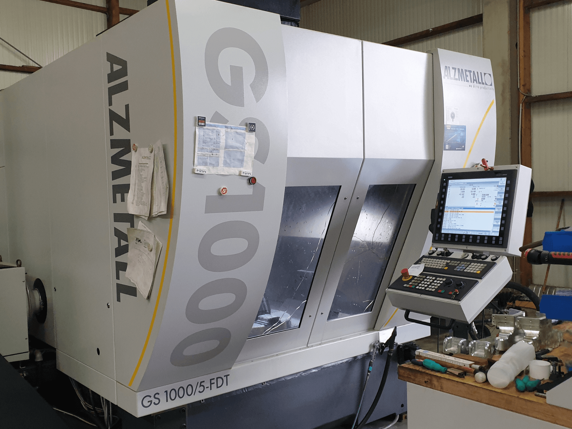Alzmetall GS 1000/5-FDT vertical machining centre in front view, showcasing control panel and workspace.
