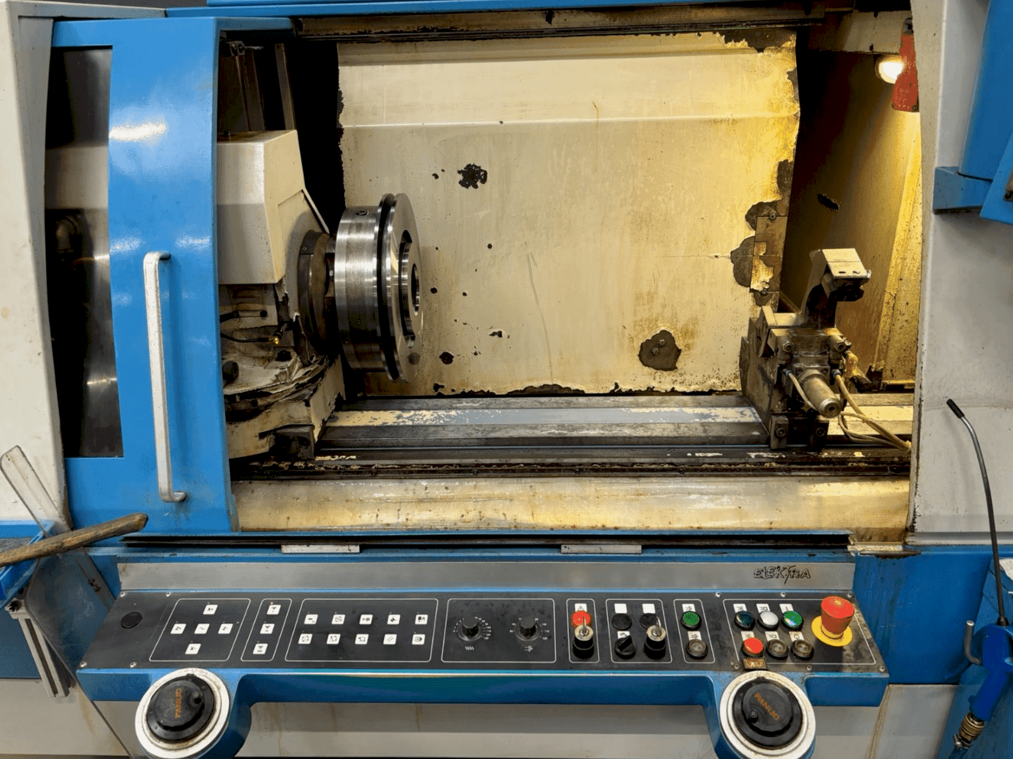 Working room of Tacchella MPC 1023 (2003) machine