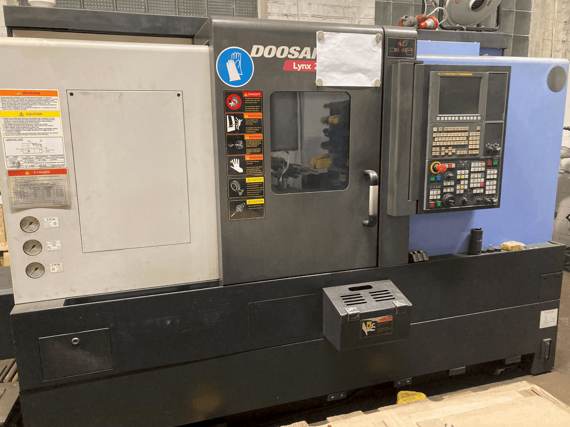 Front view of DOOSAN LYNX220LSYA machine