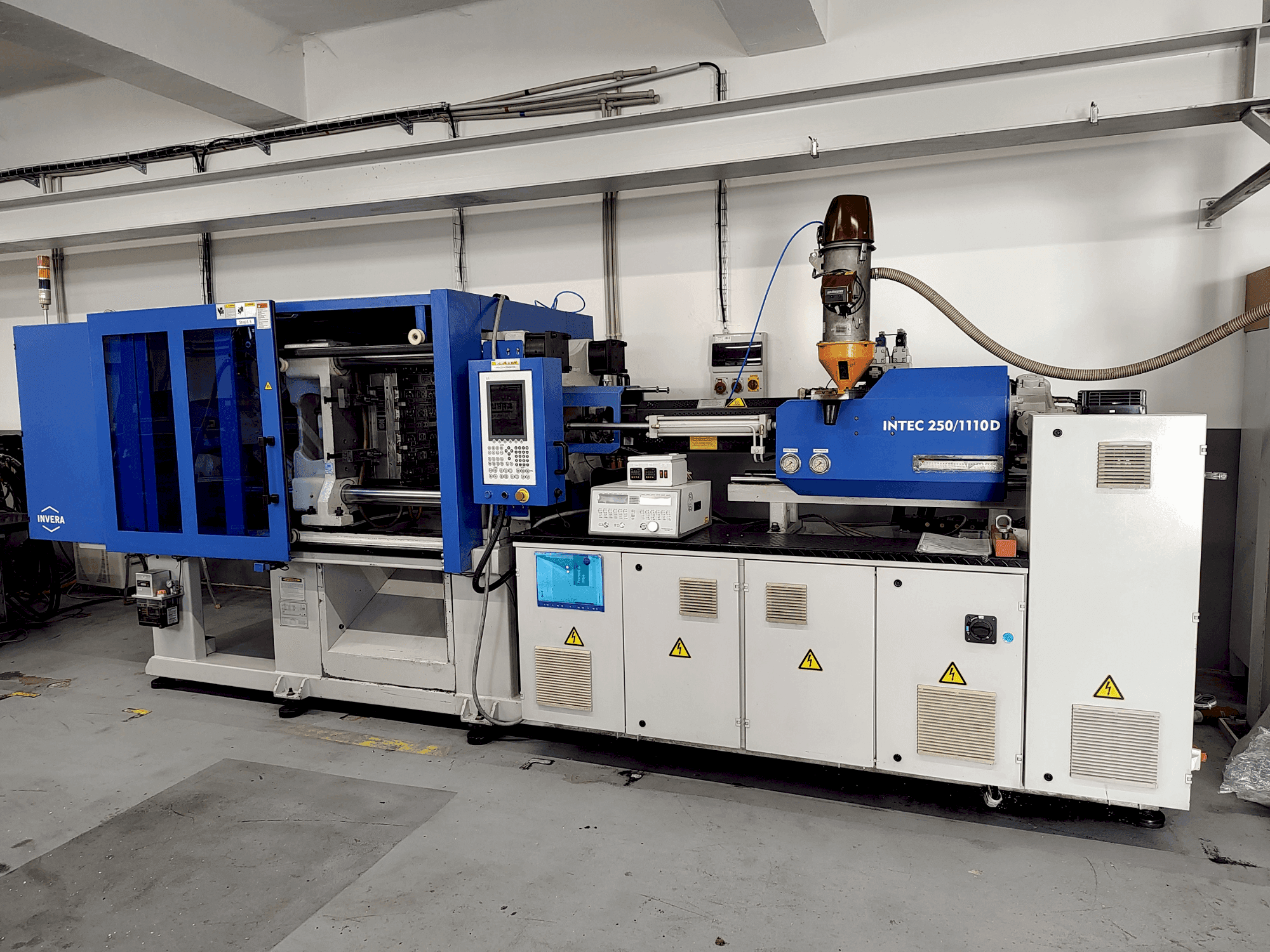 Front view of INVERA Intec 250/1110 machine