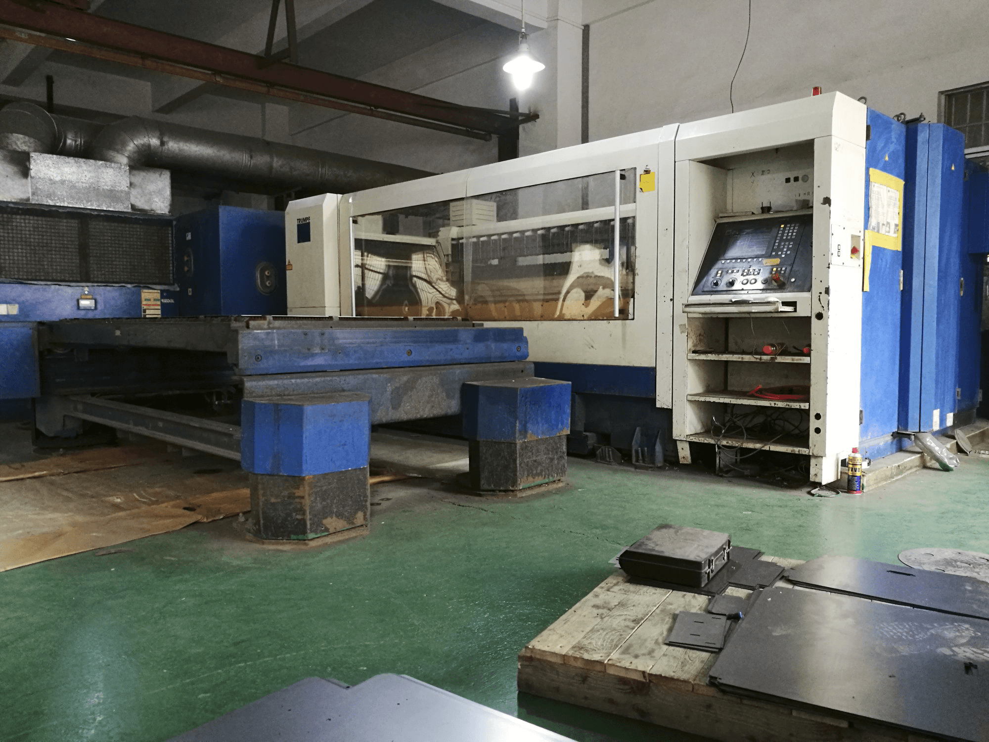 Right view of Trumpf TruLaser 2525 machine