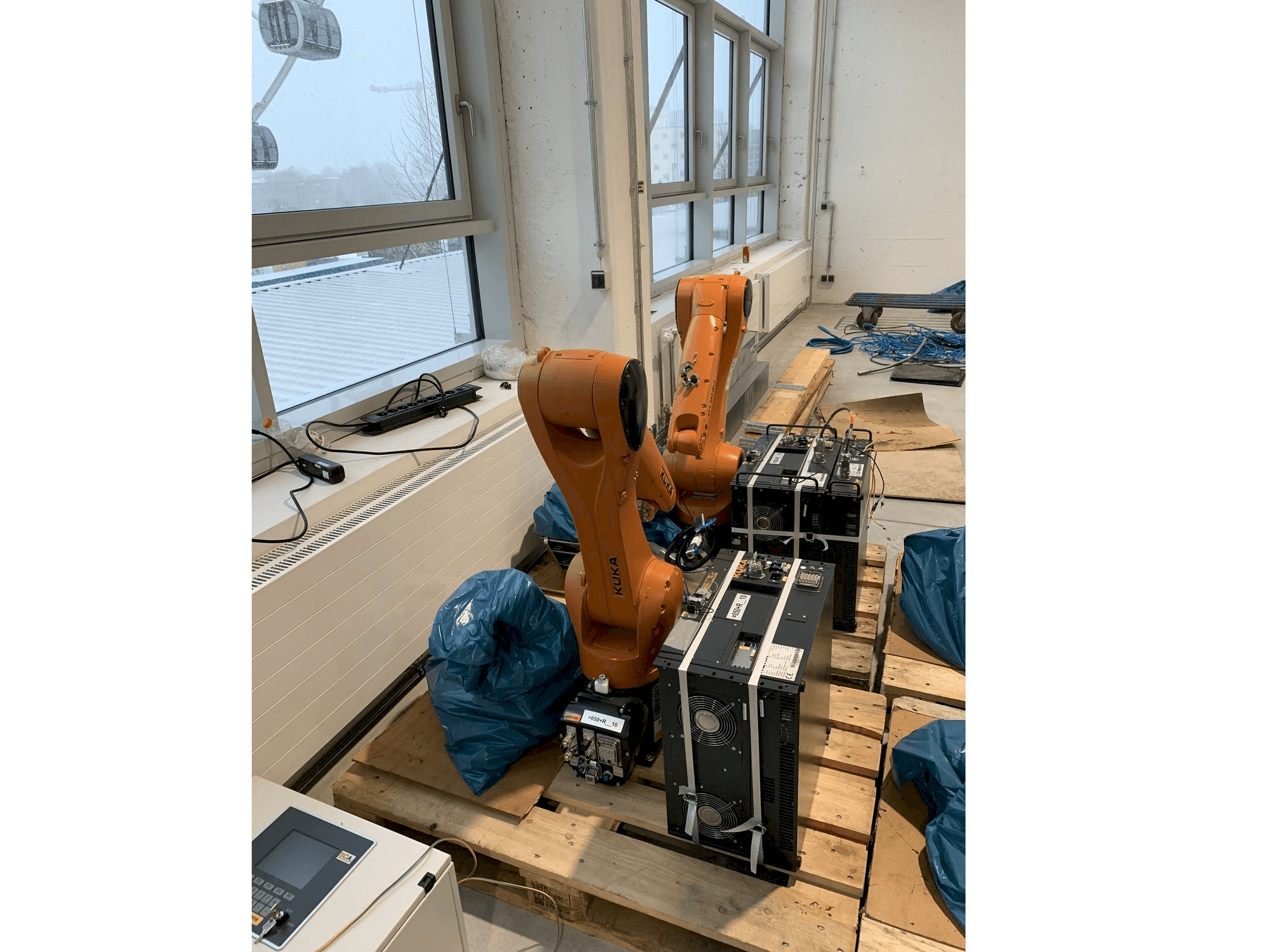 Front view of KUKA KR10 R1100 machine