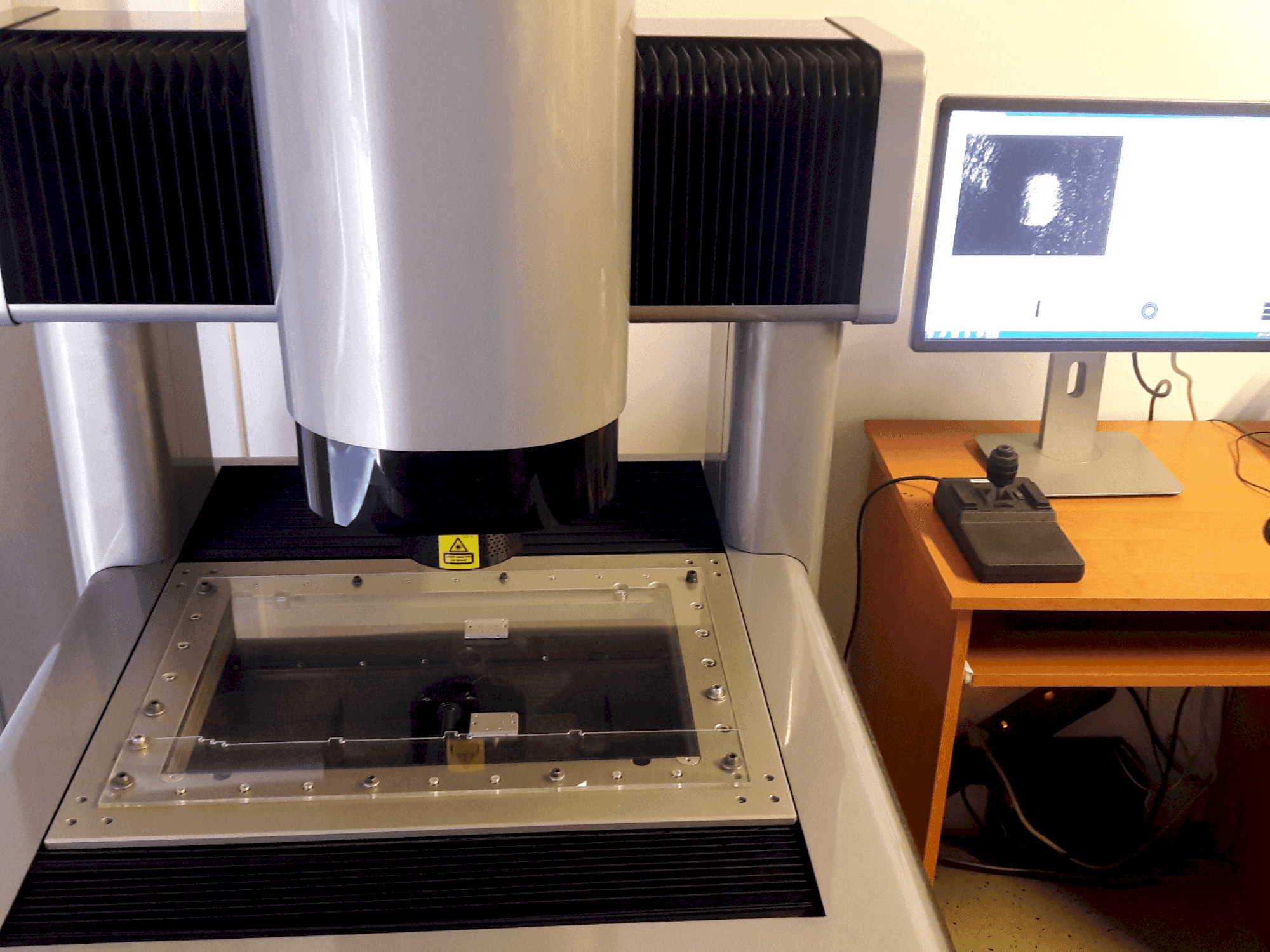 Front view of SCHUT DeMeet-400 machine