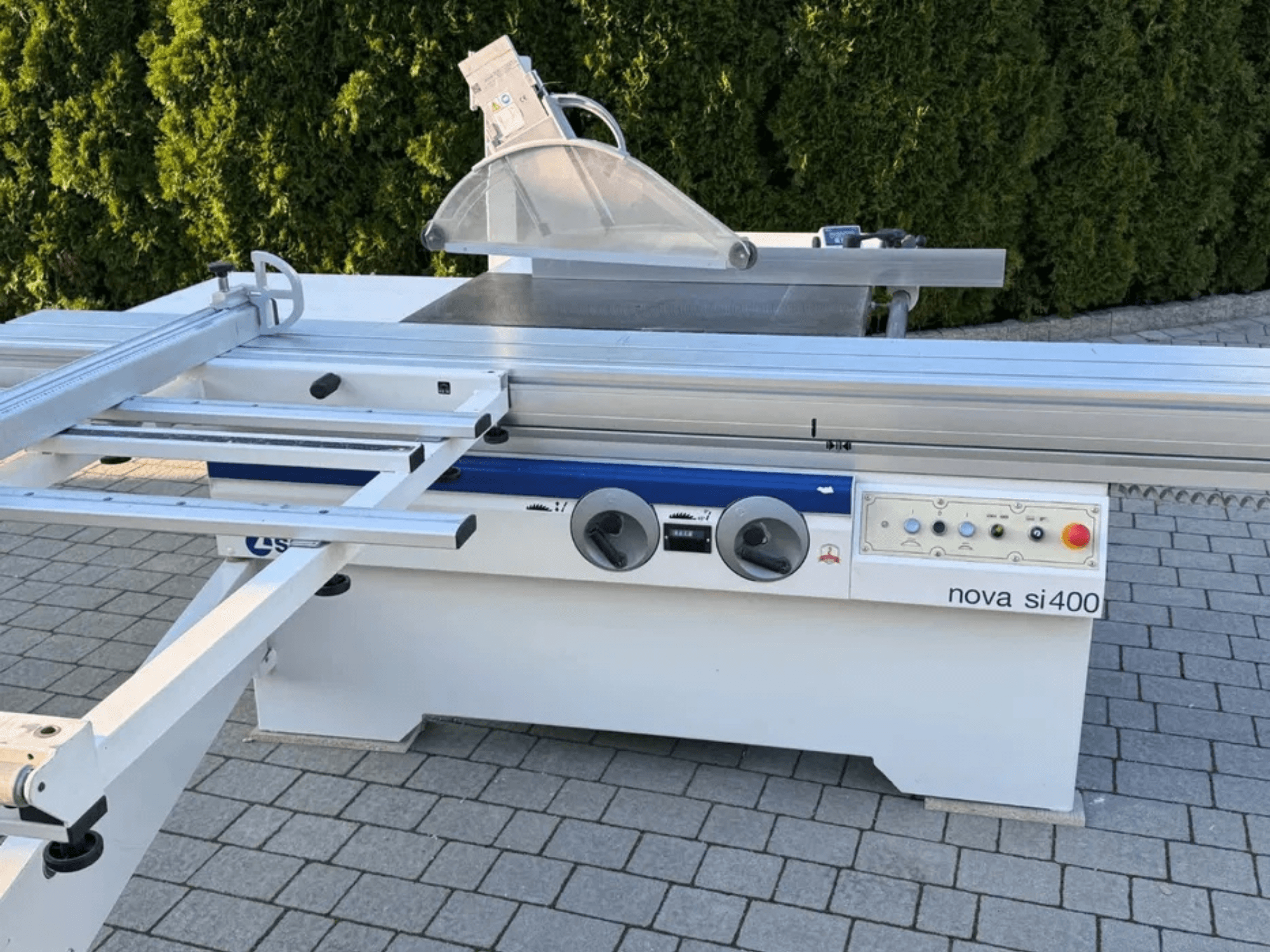 SCM NOVA 400 circular wood saw in front view, featuring a saw blade, control panel, and robust metal frame.