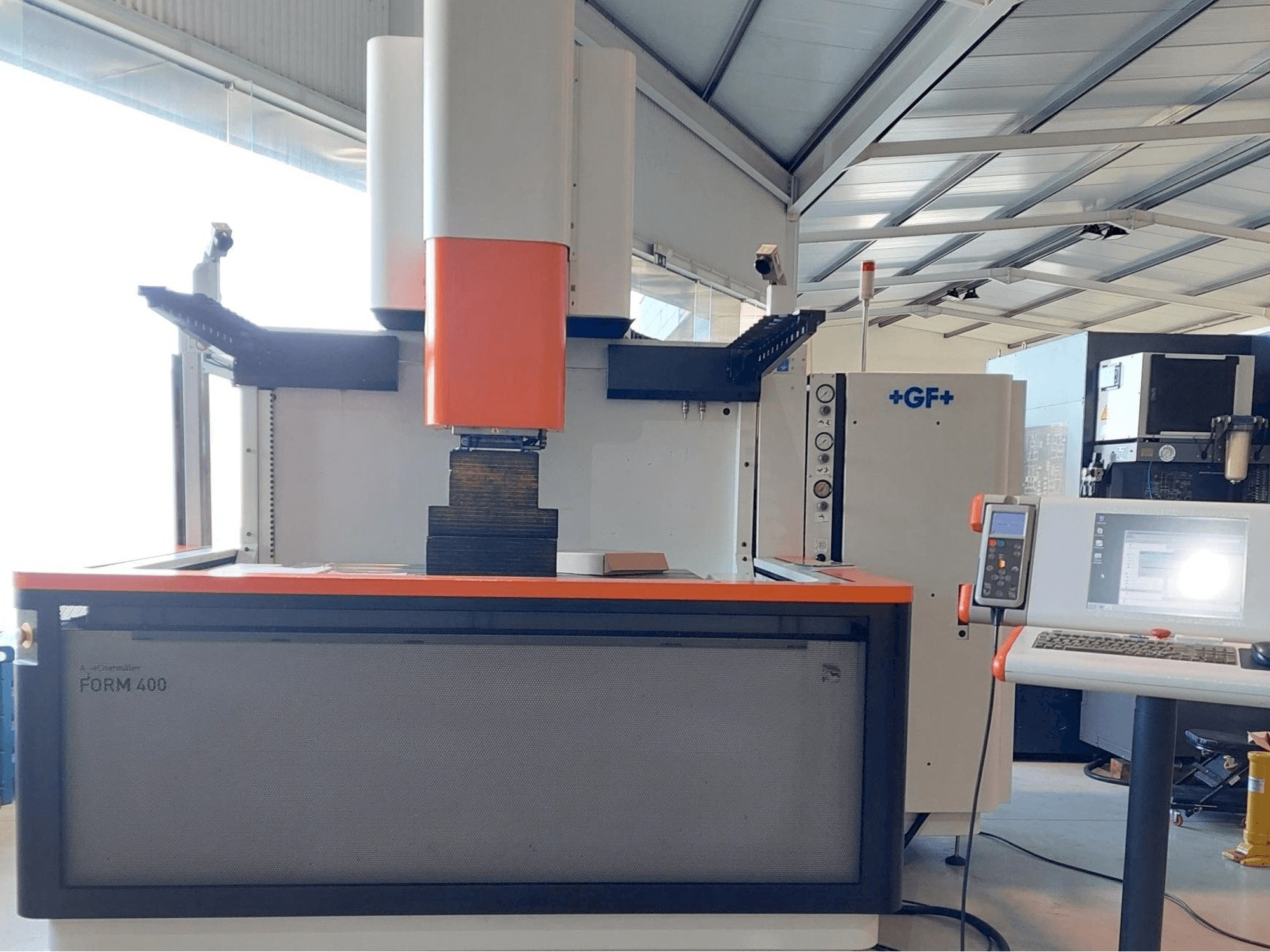 Front view of AgieCharmilles FORM 400 machine