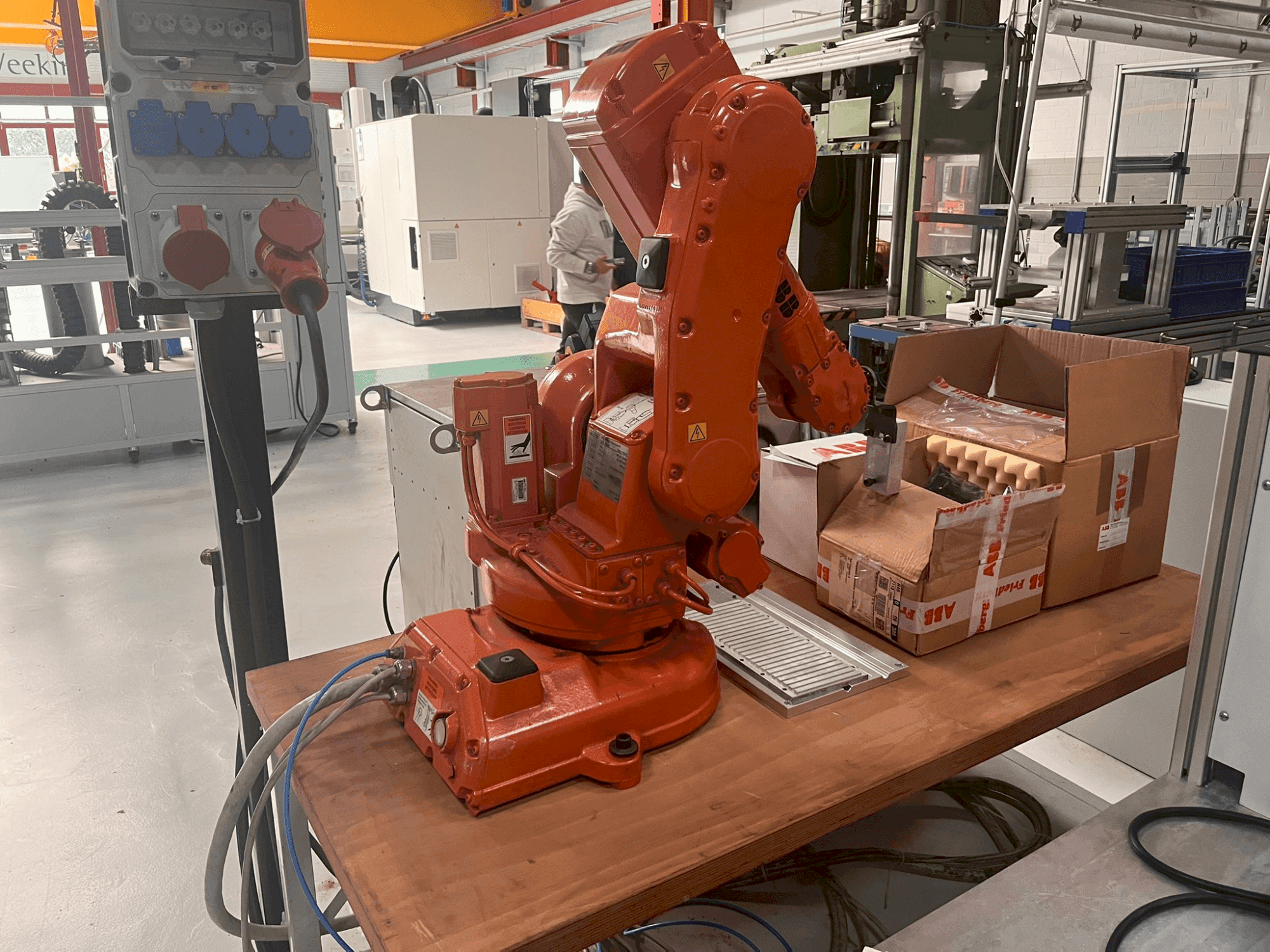 Front view of ABB IRB 140 M2000 machine