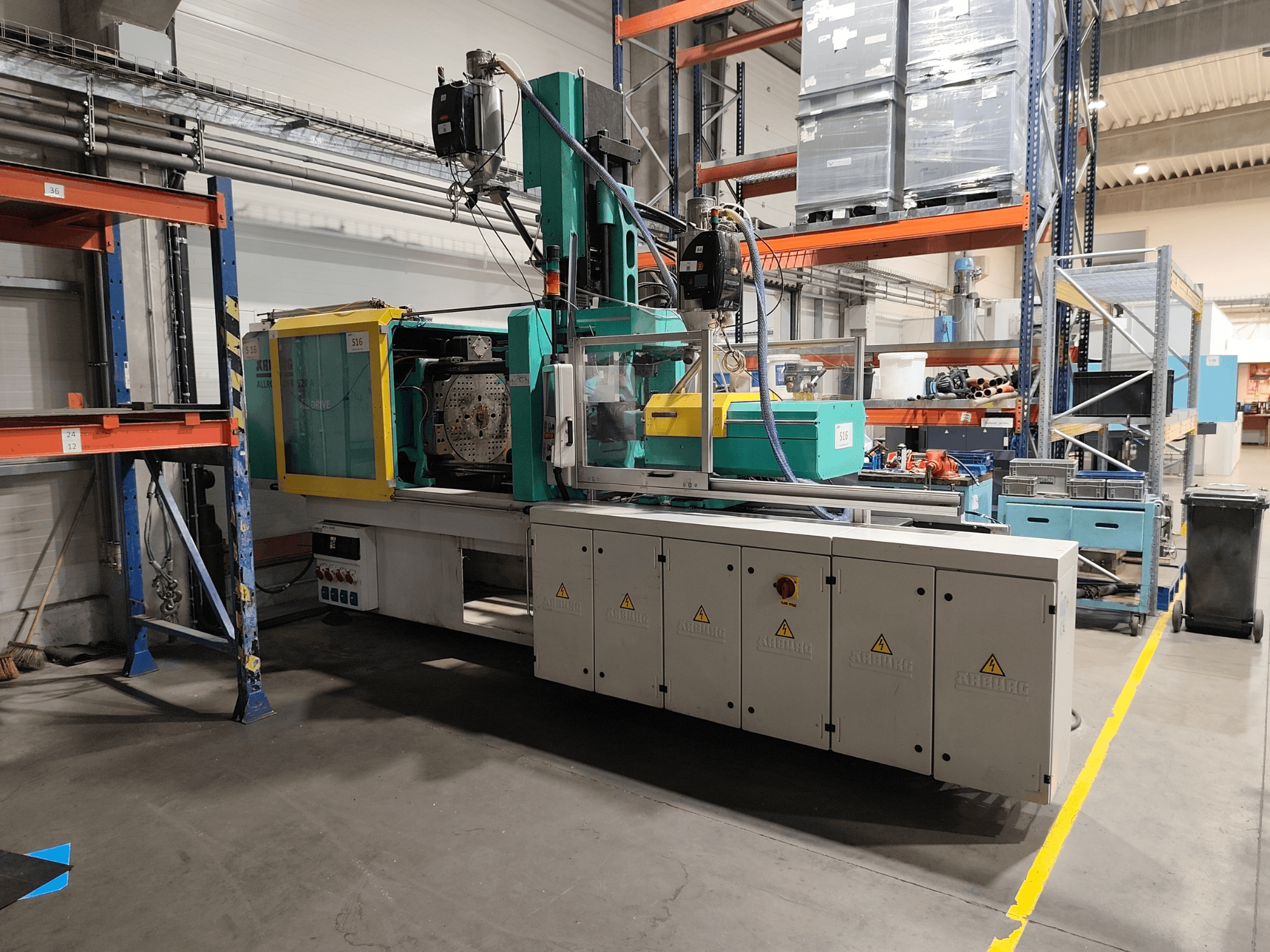 Arburg Allrounder 520 A 1500-70 Alldrive hydraulic injection moulding machine, side view in a factory setting.
