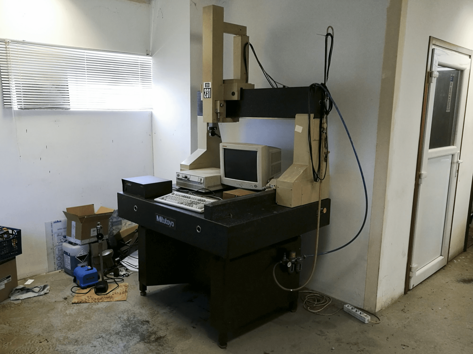 Right view of MITUTOYO B-231 machine