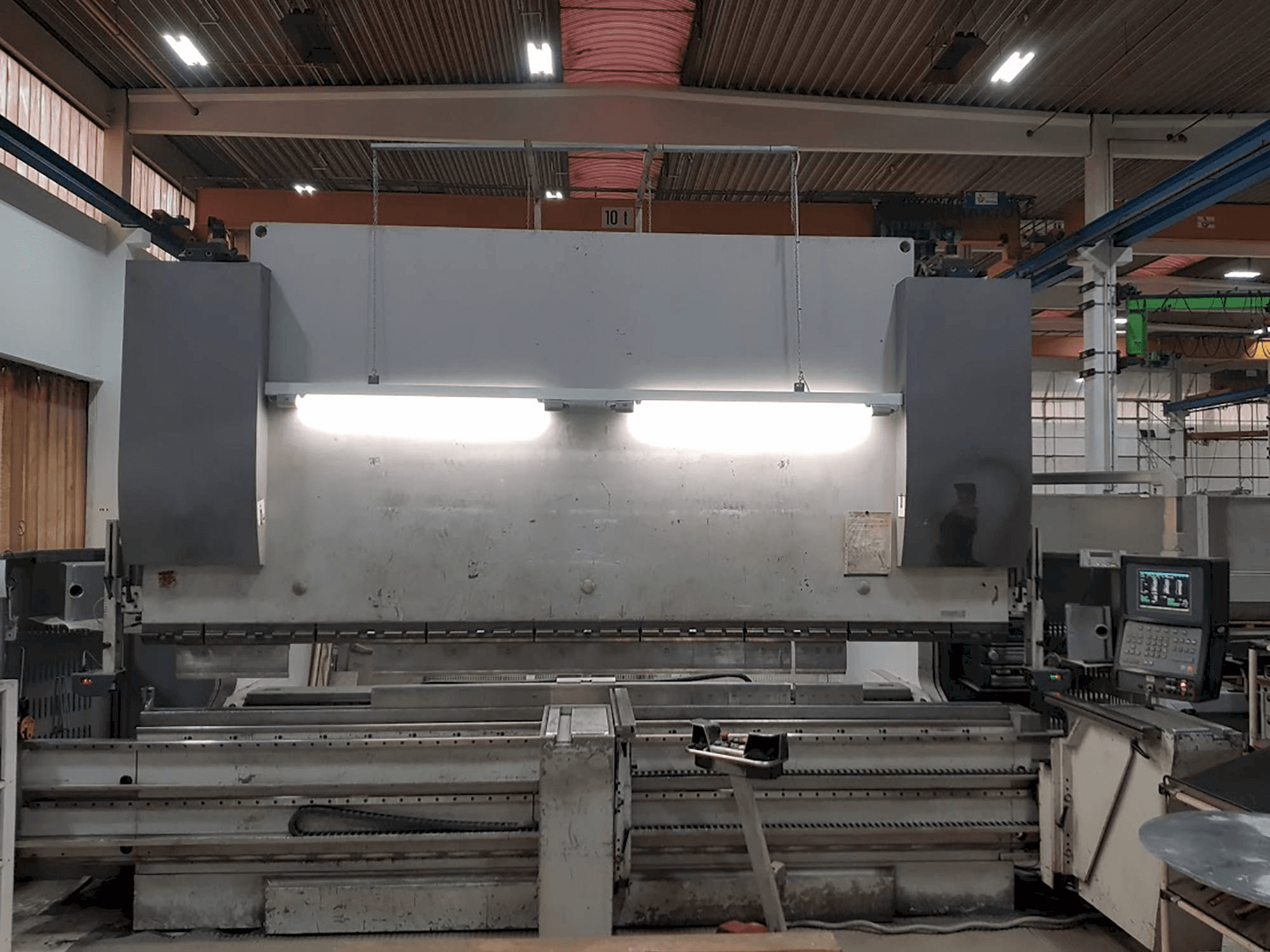 Front view of EHT Multipress 300-40 machine