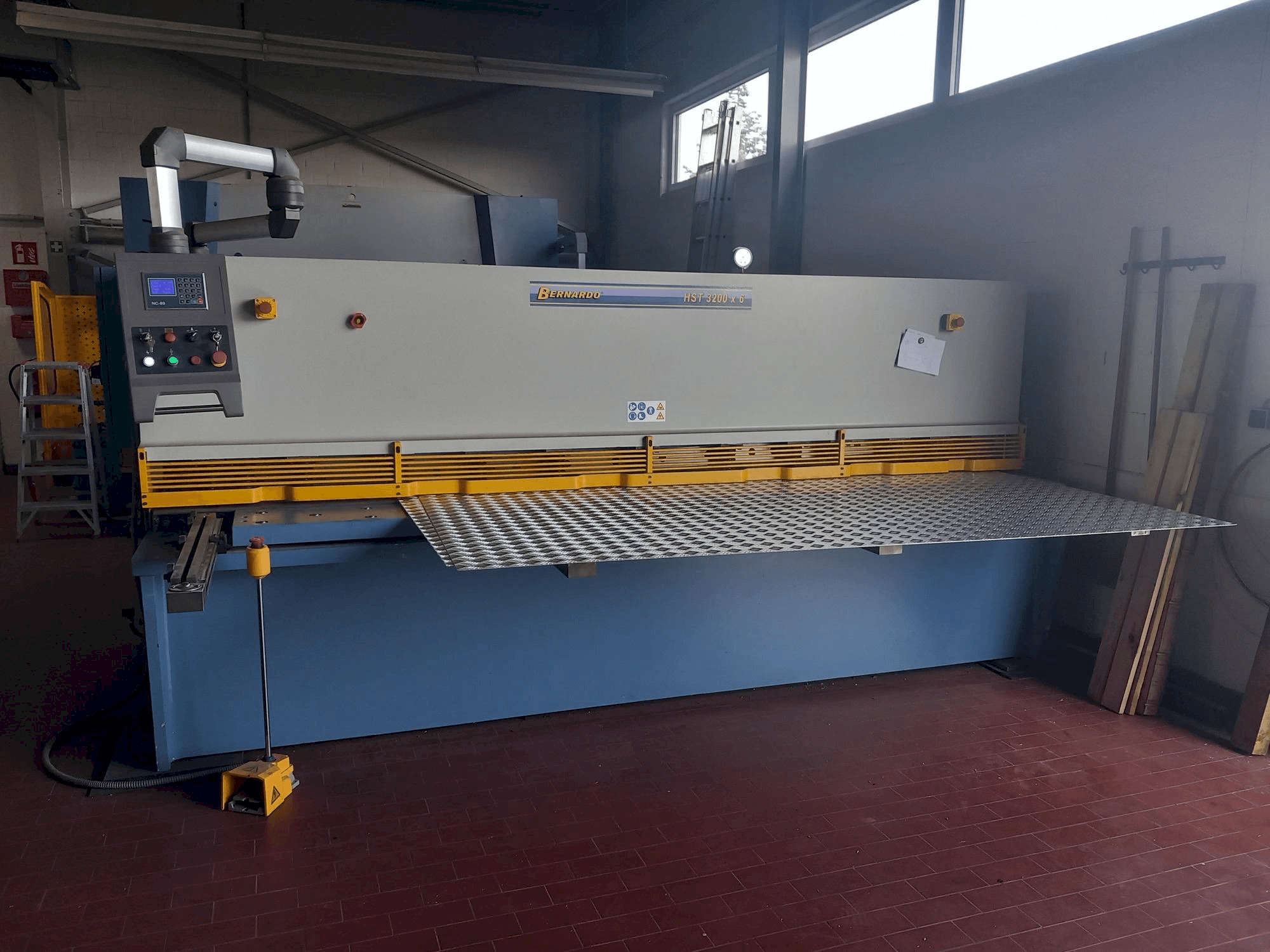 Front view of Bernardo HST-3200X6 machine