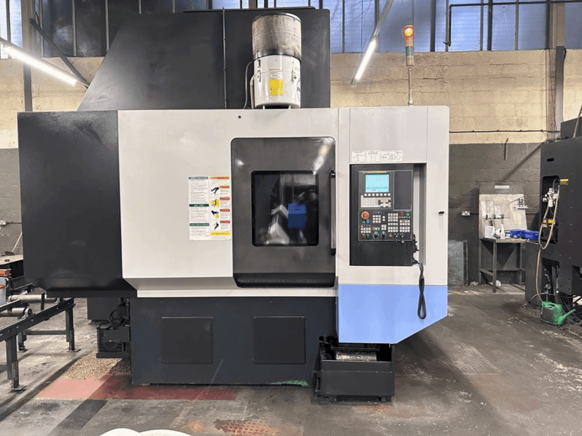 Front view of DOOSAN VC-510 machine