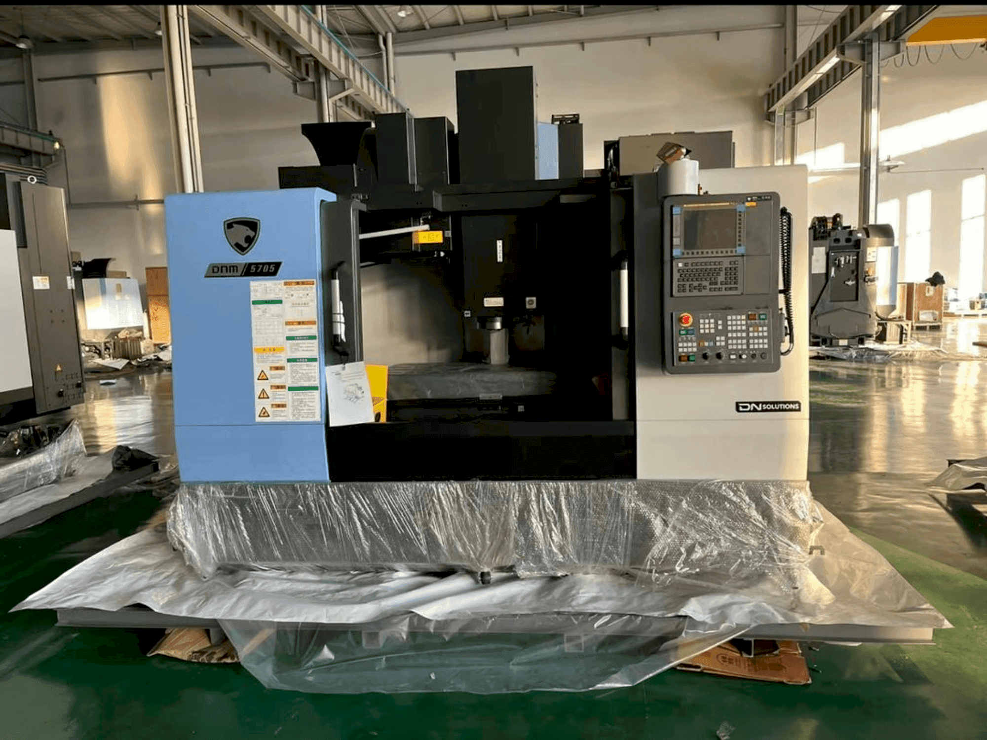 Front view of DOOSAN Dnm 5705 machine