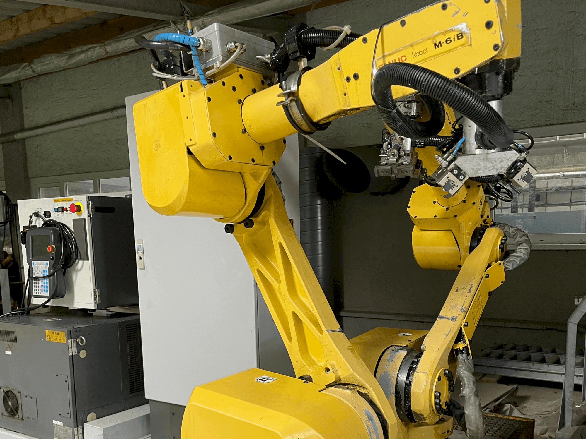 Front view of FANUC M-6iB machine