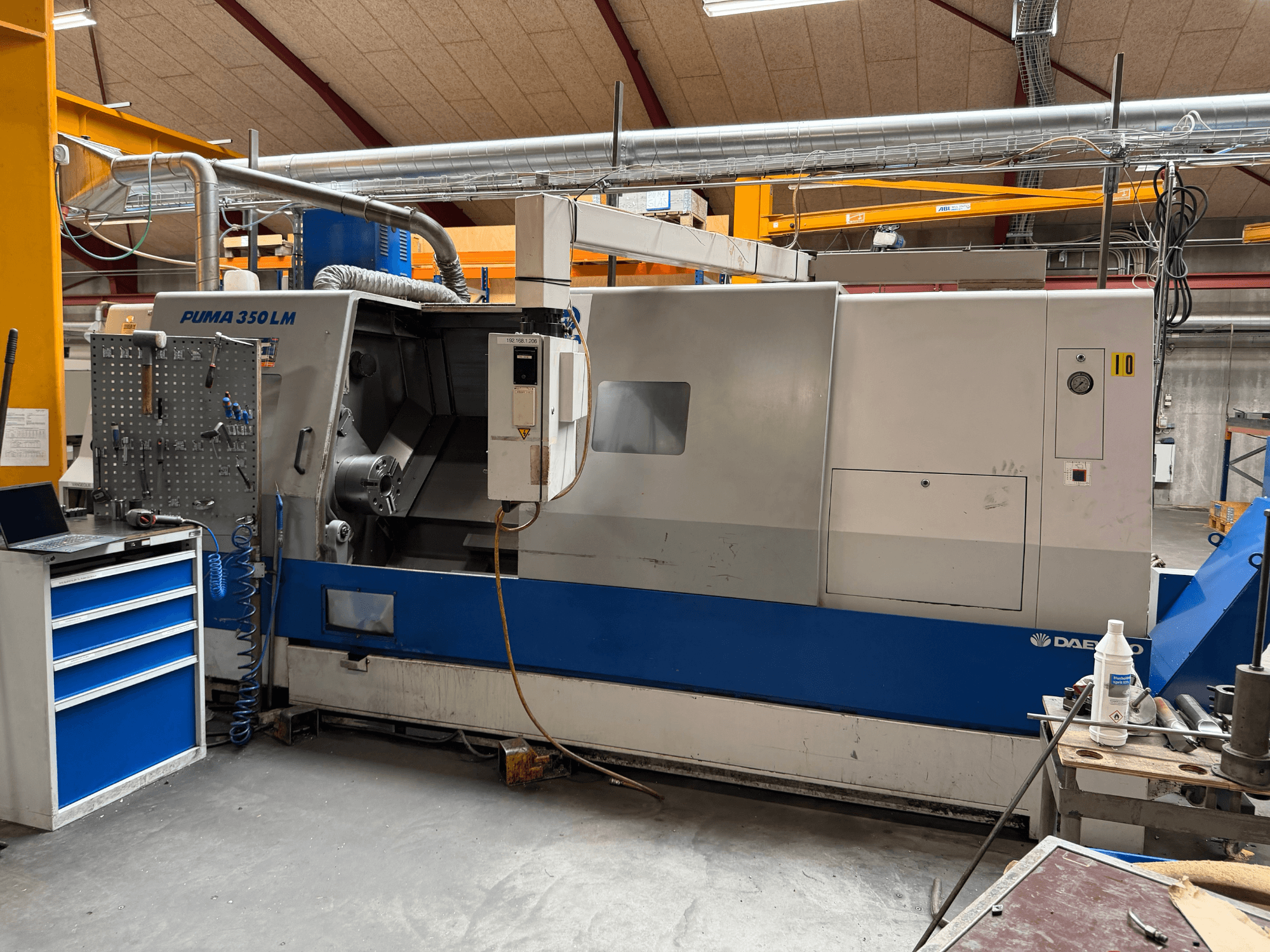 DAEWOO Puma 350 LMA horizontal turning machine, side view, showcasing control panel and workspace with tools.