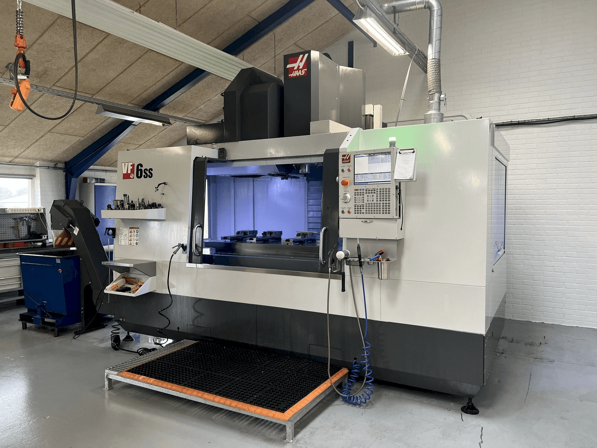 Front view of HAAS VF6-SS machine