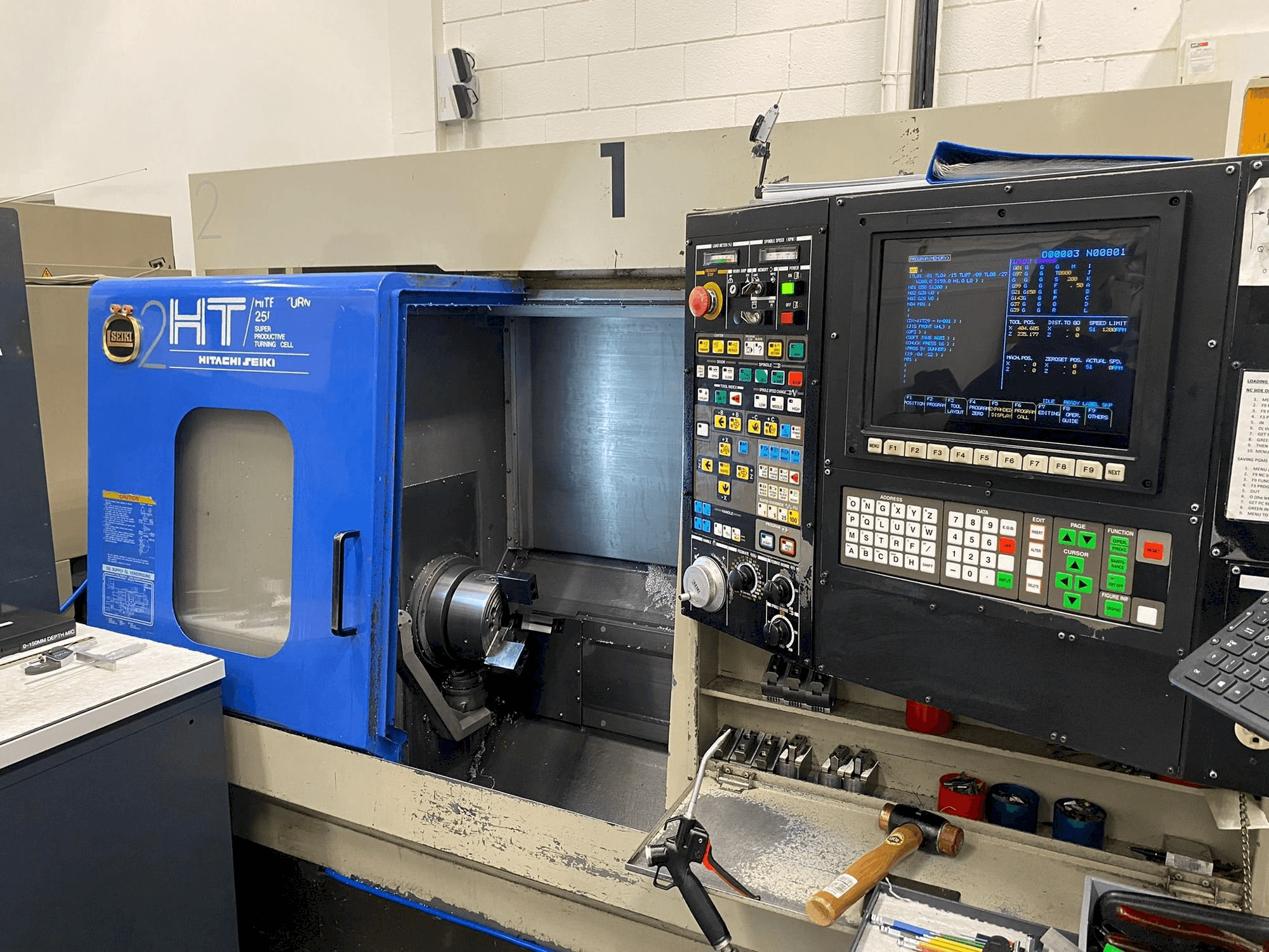 Front view of HITACHI SEIKI Hi Tech 25R machine