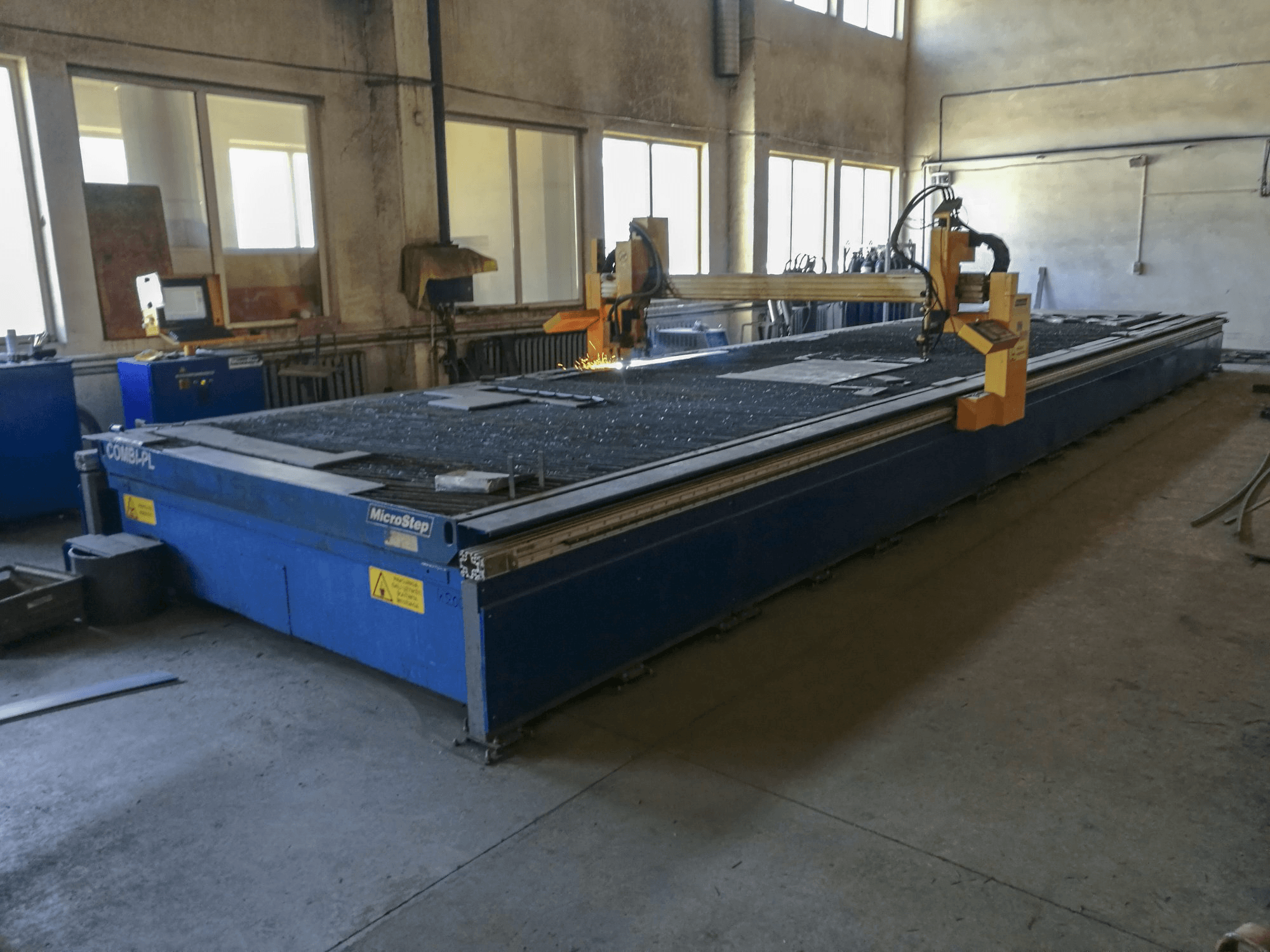 Left view of MicroStep COMBI-PL machine