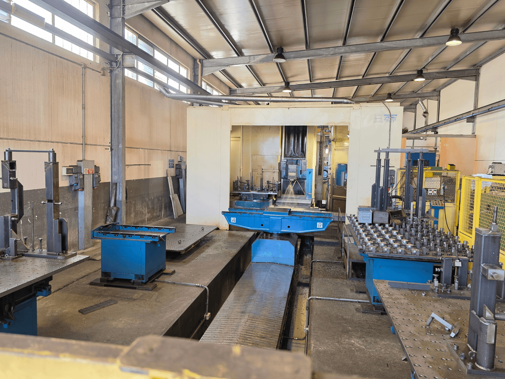 Mandelli RS1500U horizontal machining center in a factory setting, showcasing machinery, tools, and work surfaces.