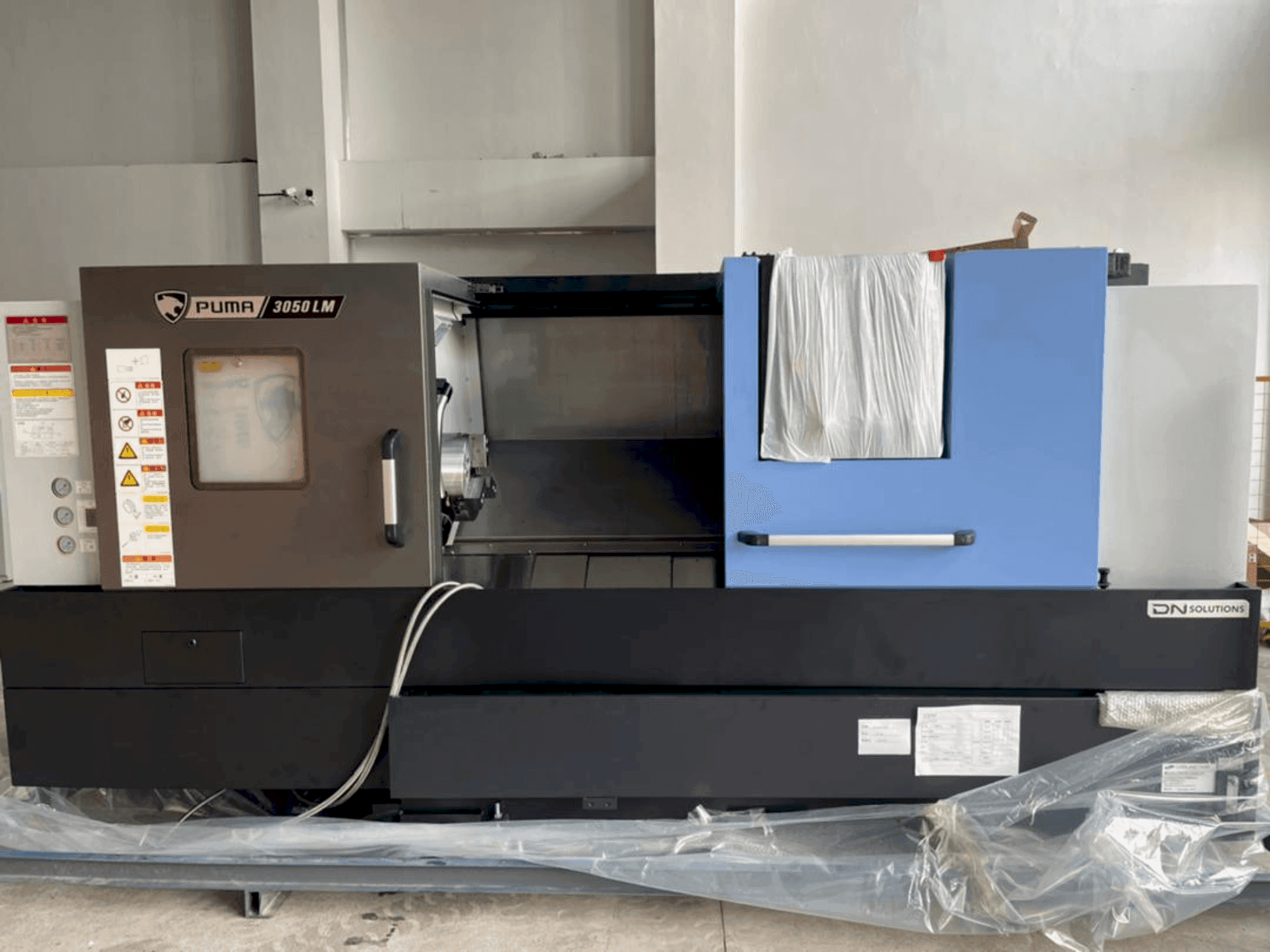 Front view of DOOSAN PUMA 3050 LM machine