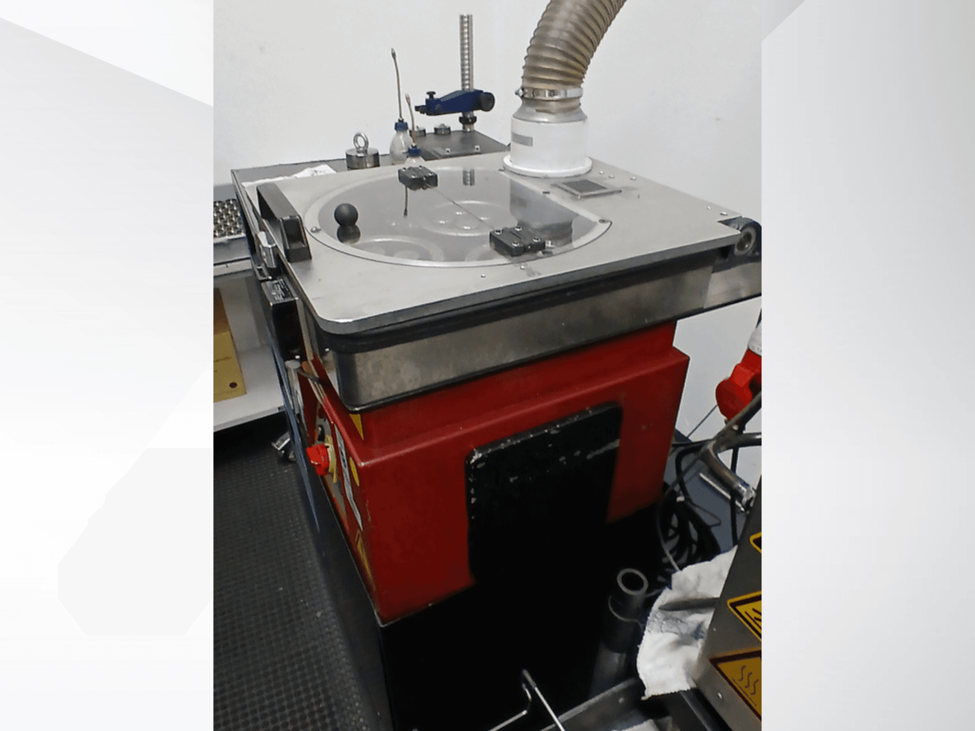 MYLÄP 400 machine tool in a side view, featuring a rounded table, control knobs, and connected dust extraction hose.