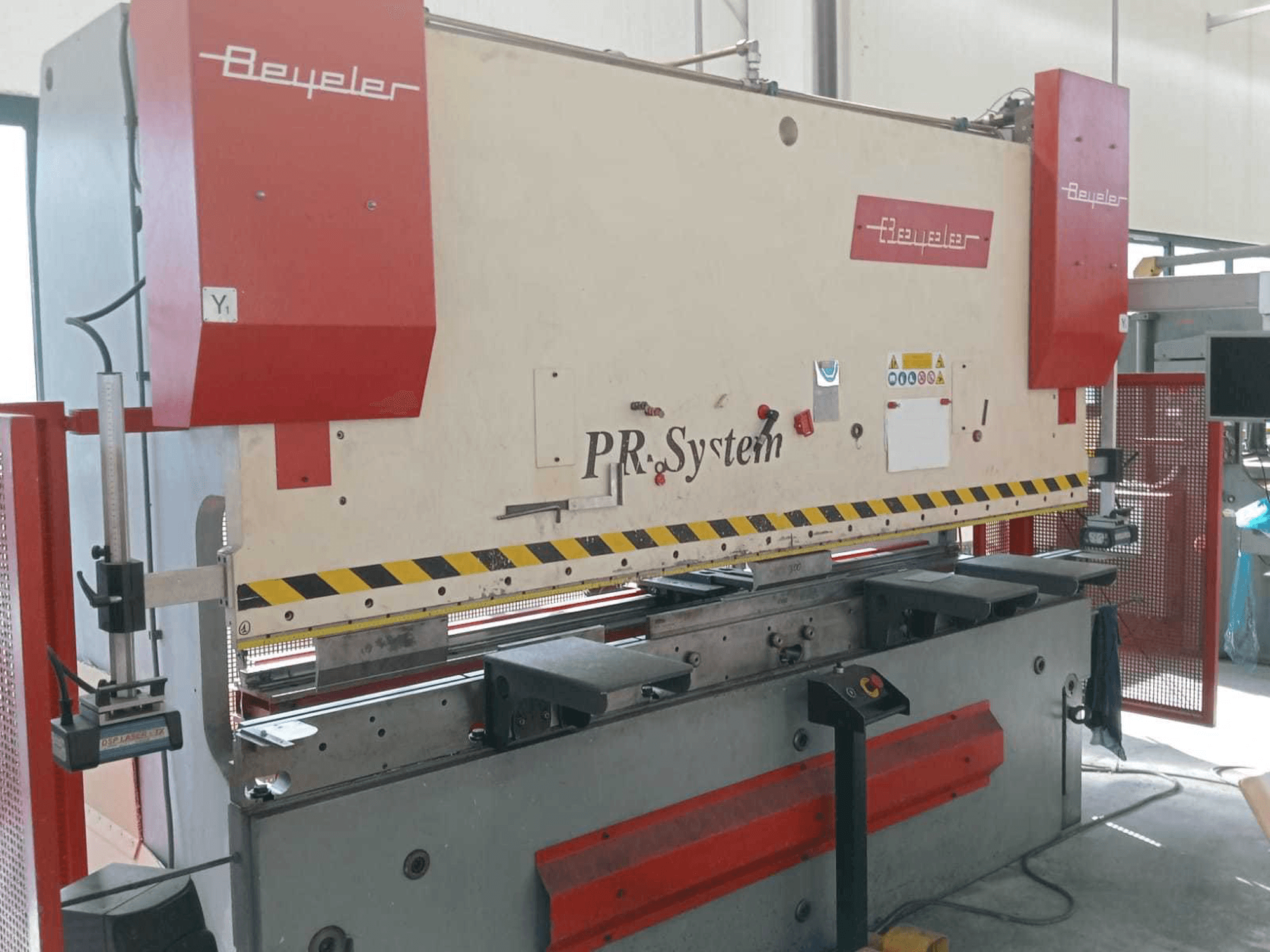 Left side view of BEYELER PR6 1500 KN X 3000 MM machine