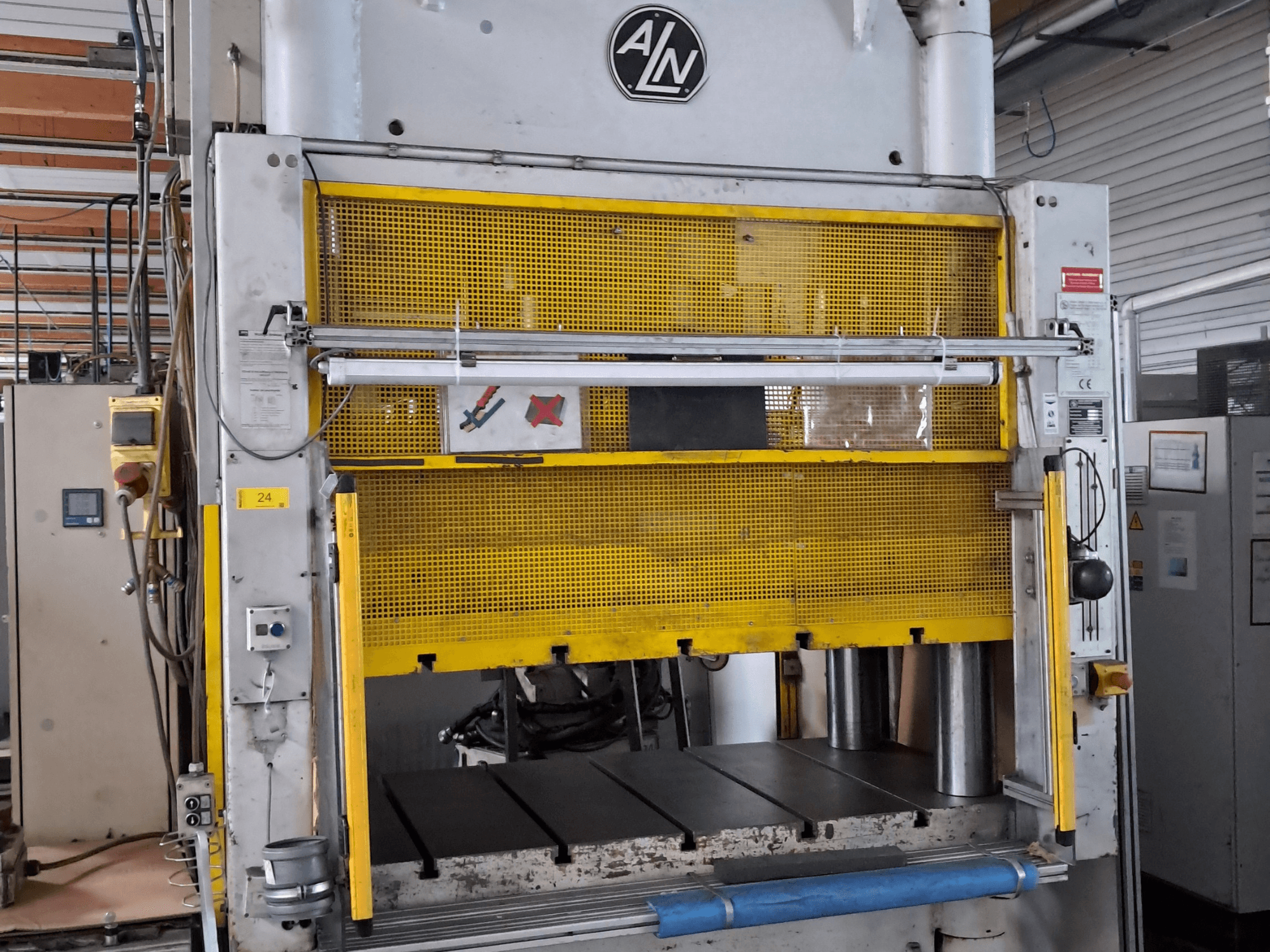 Metal press machine, model 4 SPY 200 SO by Other, front view with yellow safety mesh and operation panel visible.