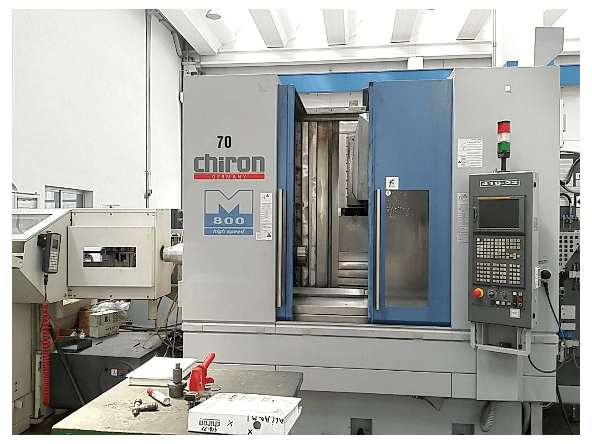 Front view of CHIRON Mill 800 machine