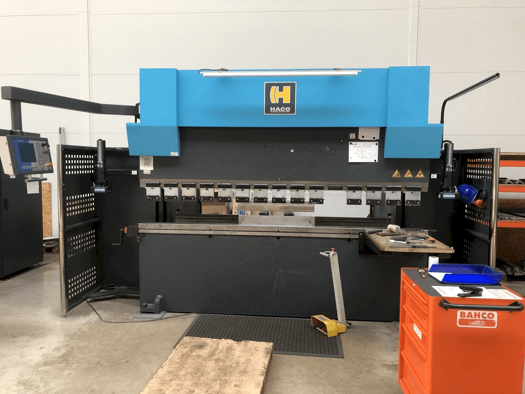 Front view of HACO ERMS30250 machine